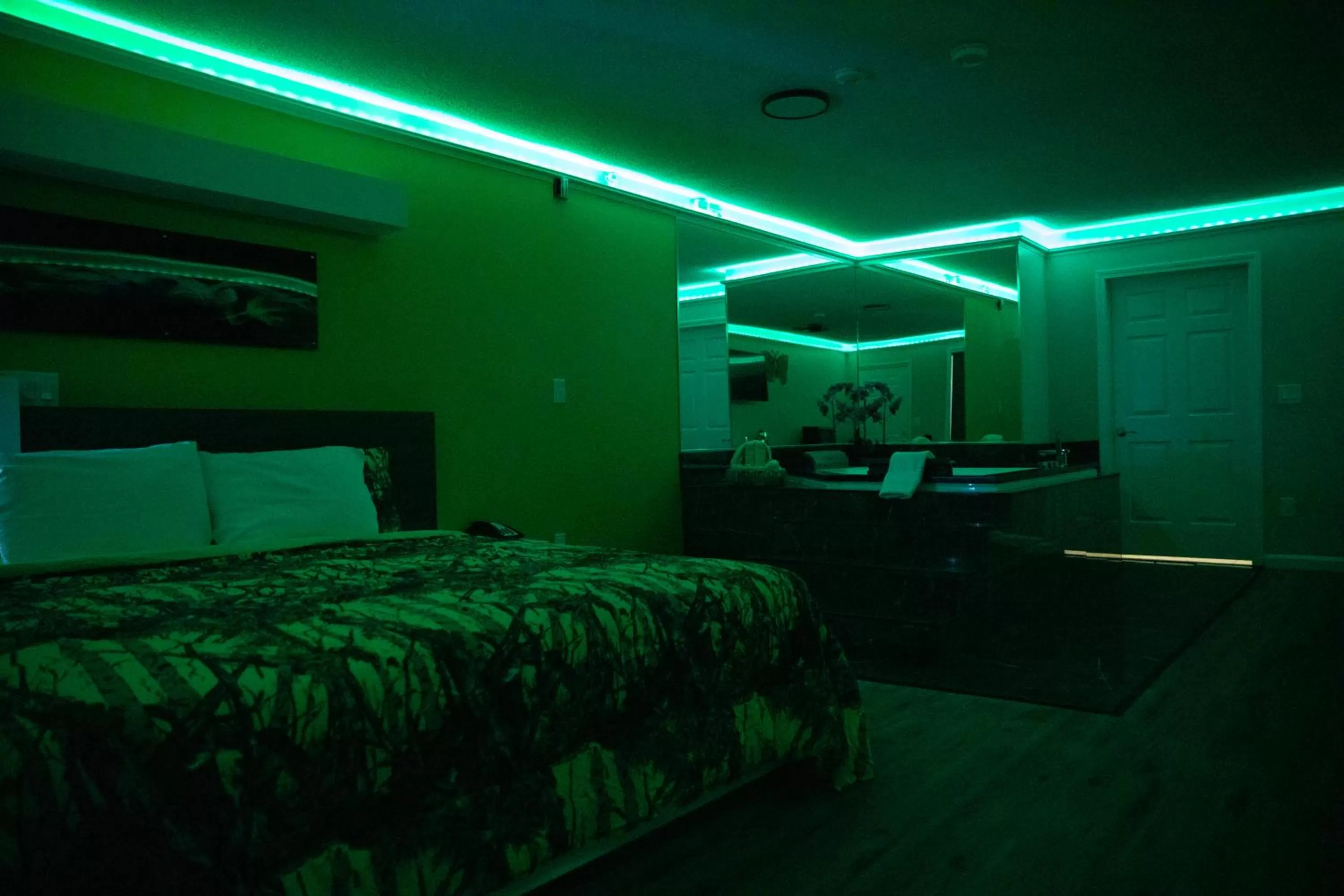 Hot Tub, Bed in Classic Motor Lodge Providence - West Greenwich