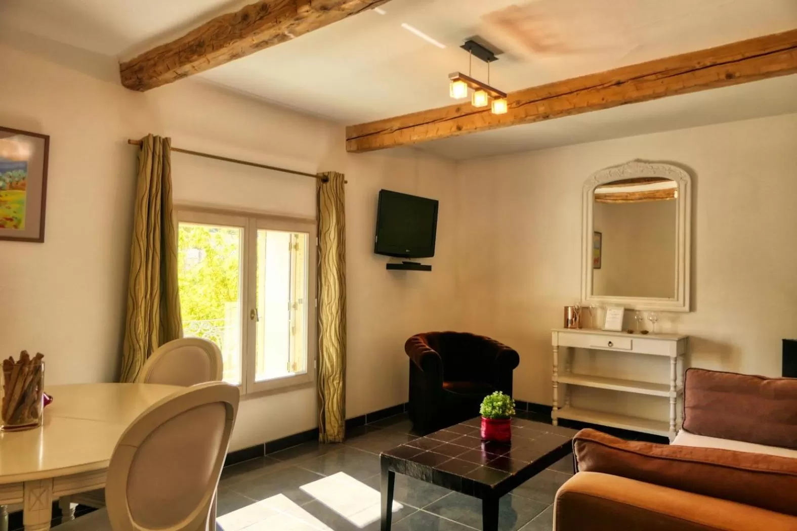 TV and multimedia in LA MAISON CIARA - Suites et chambres