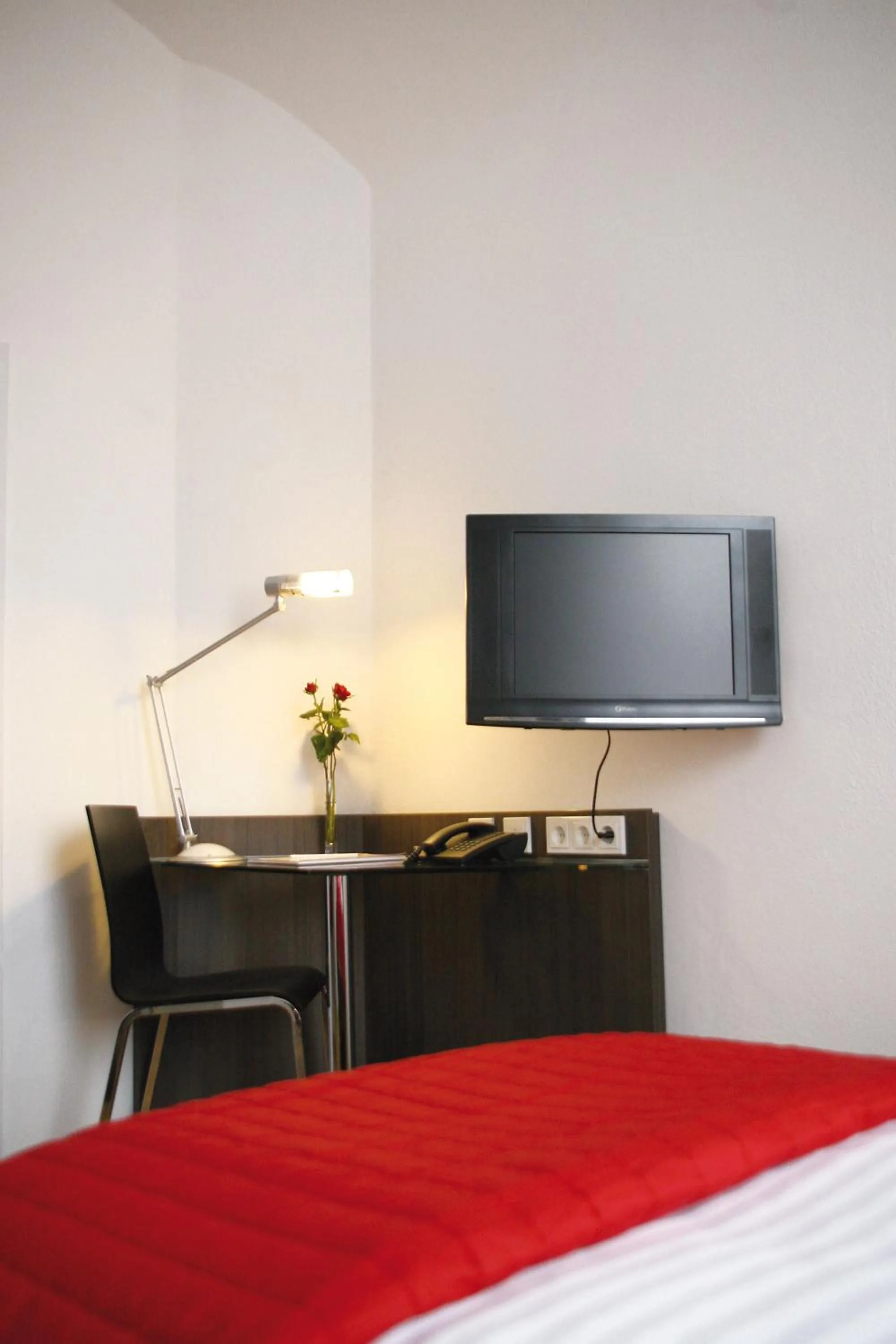 TV and multimedia, Bed in ALCATRAZ Hotel am Japanischen Garten