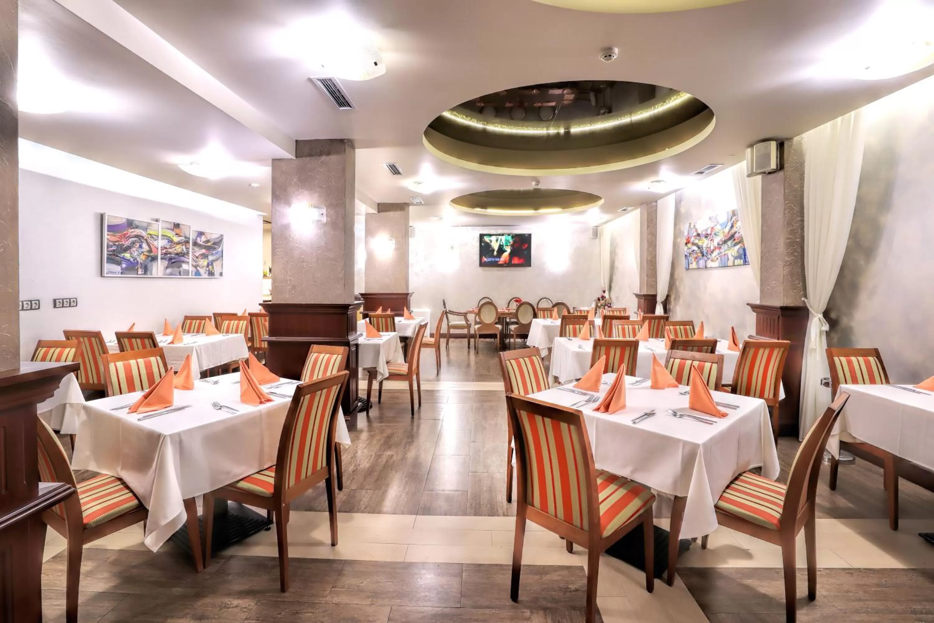 Restaurant/places to eat in Budapest Hotel - Free Parking