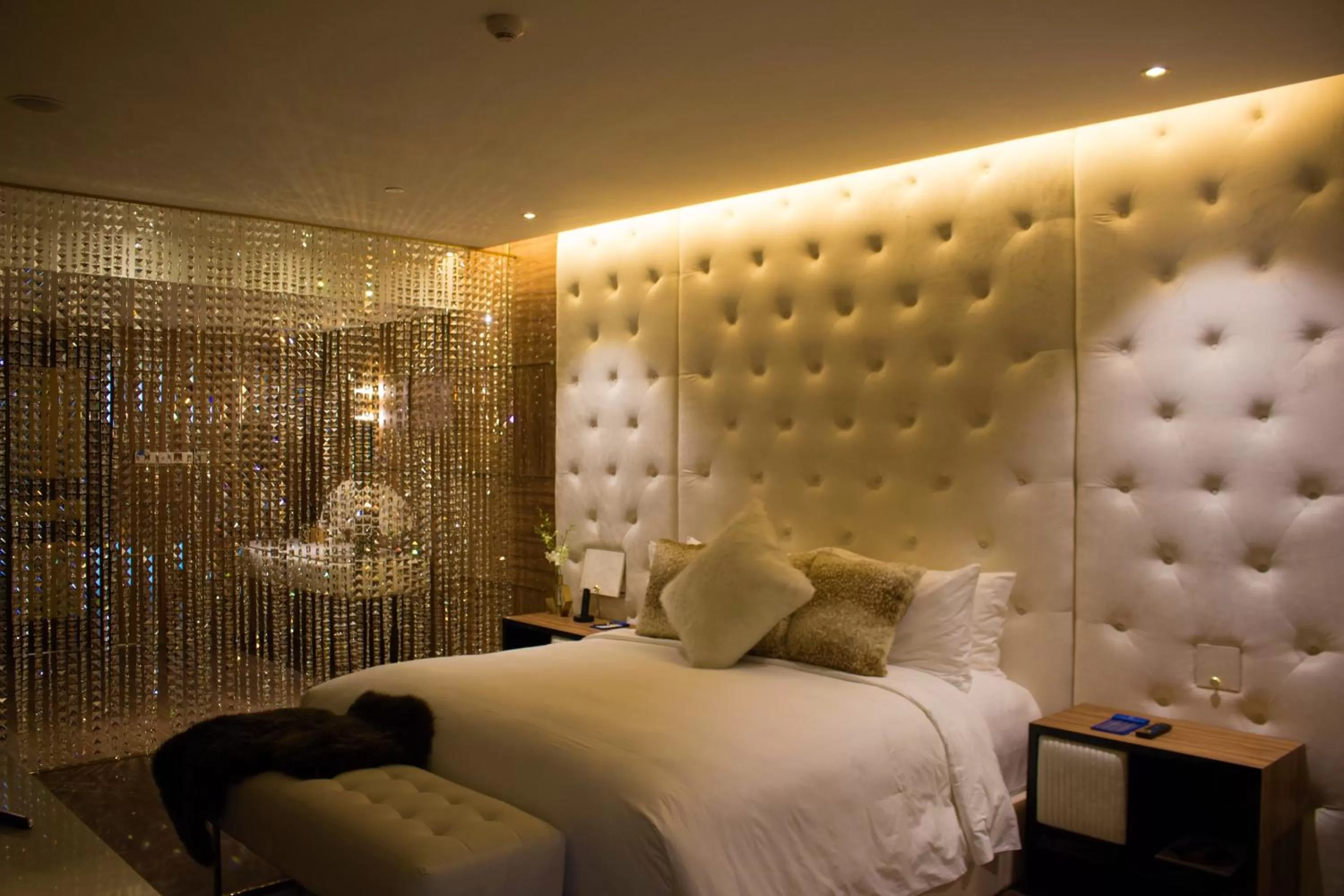 Bedroom, Bed in Diamond Bay Hotel