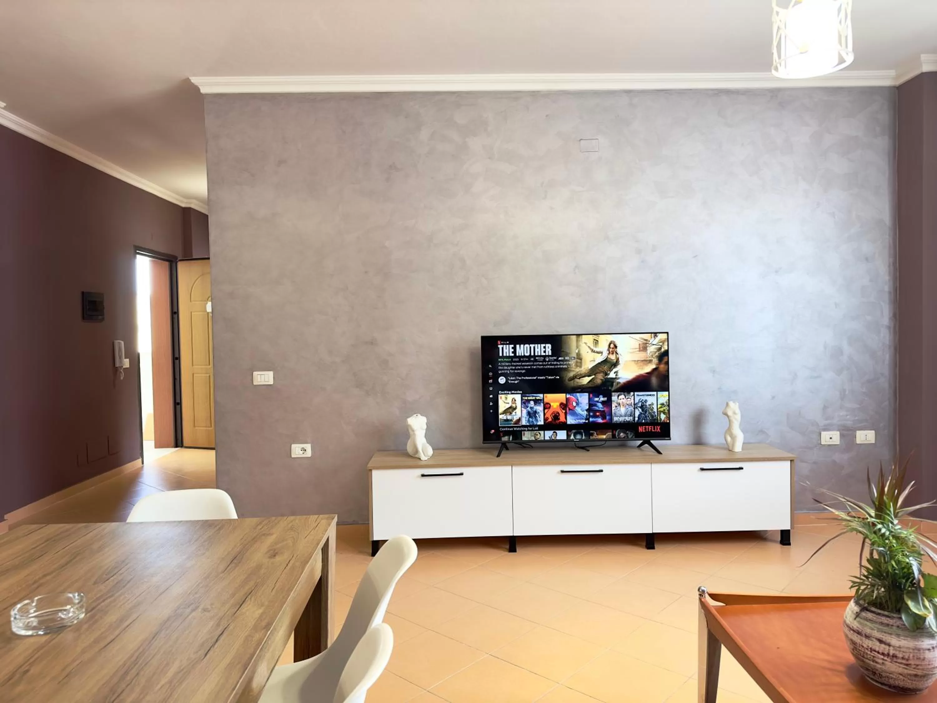 Communal lounge/ TV room, TV/Entertainment Center in FAMILY SUITE RESIDENCE