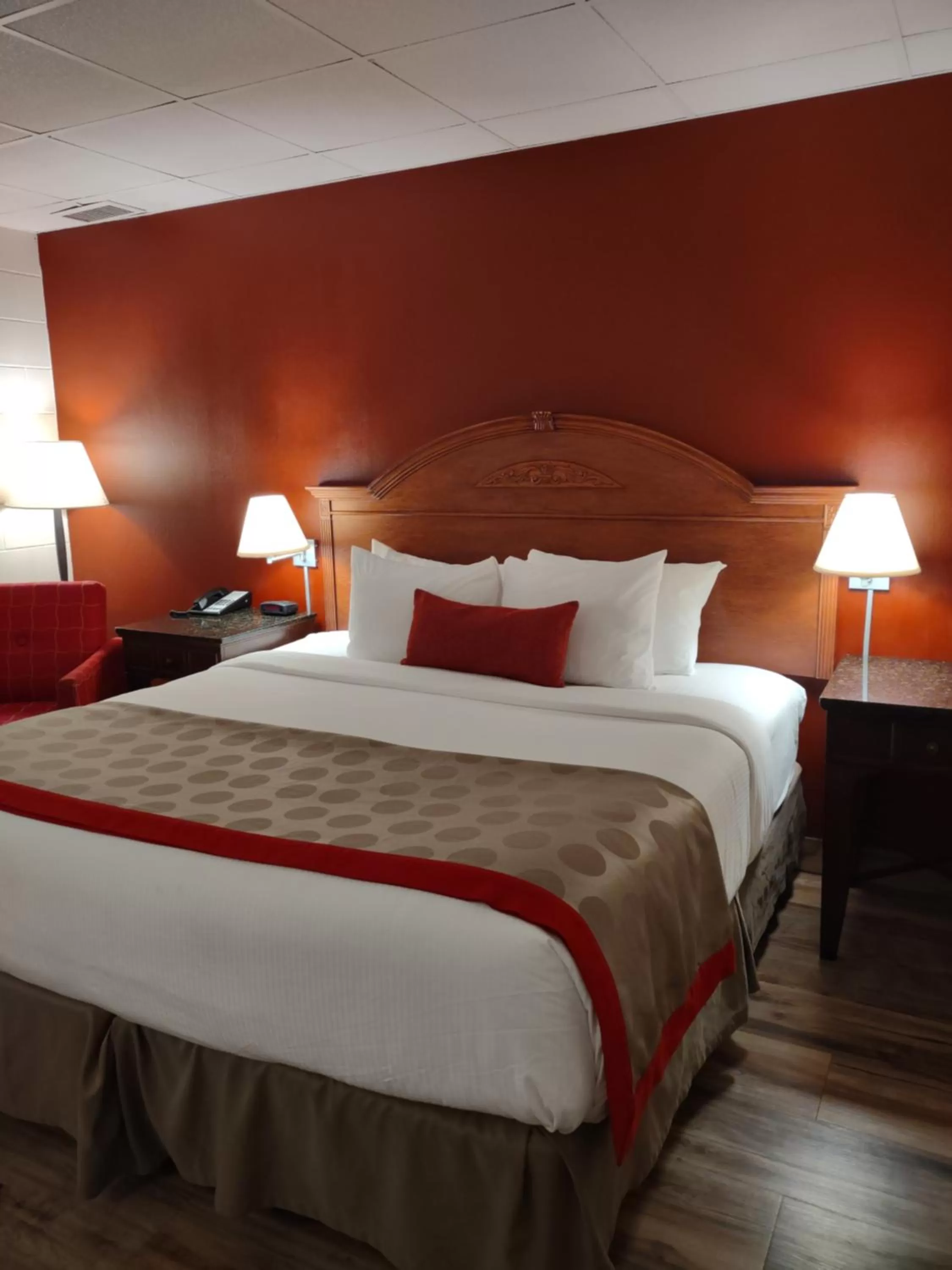 Bedroom, Bed in Ramada by Wyndham Albert Lea