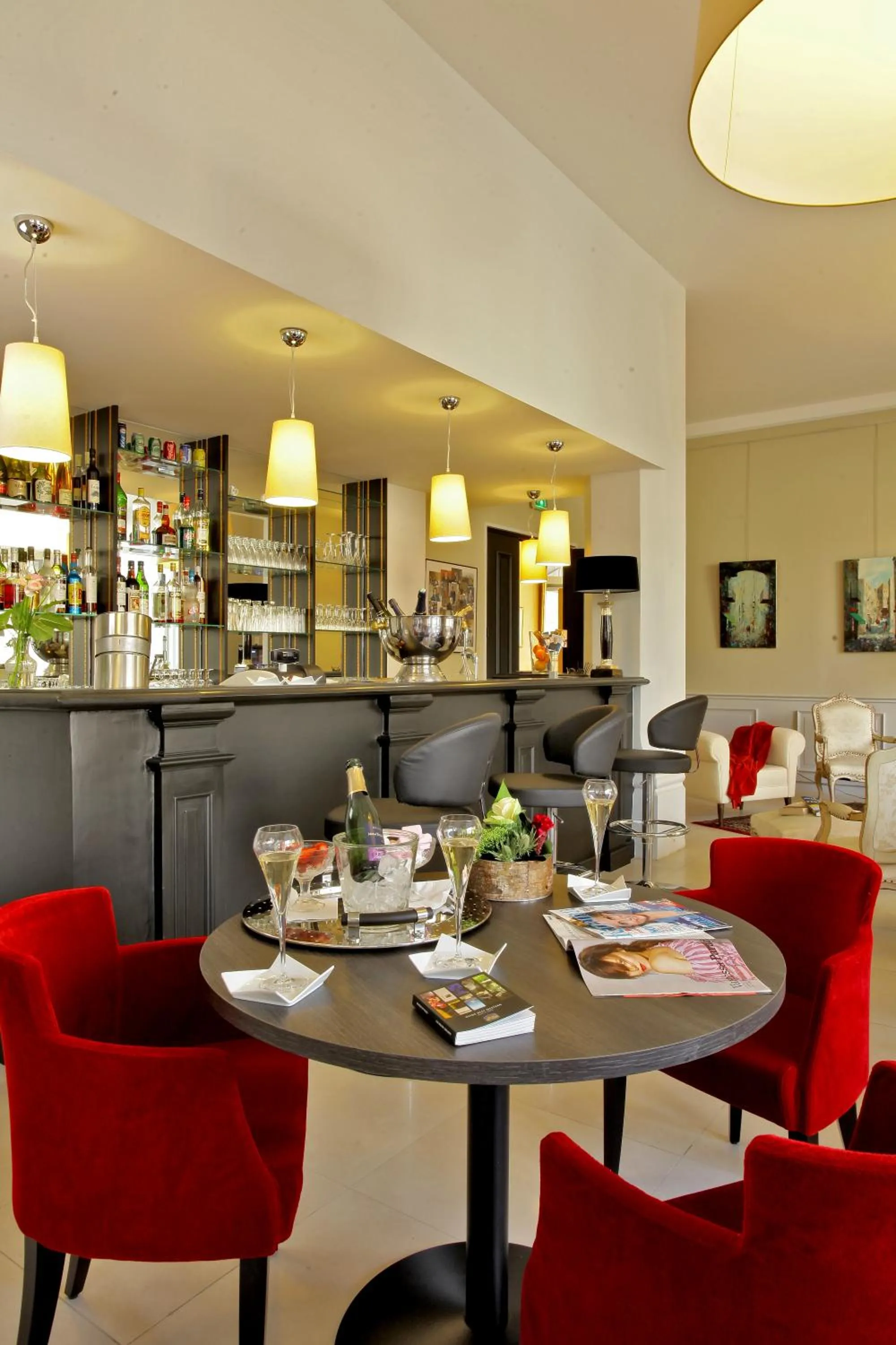 Lounge or bar in Hotel Le Renoir