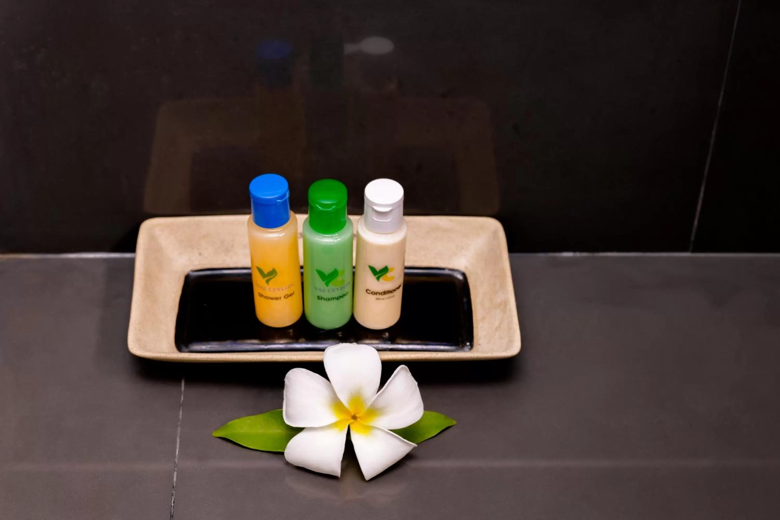 Shower in St.Lachlan Hotel & Suites