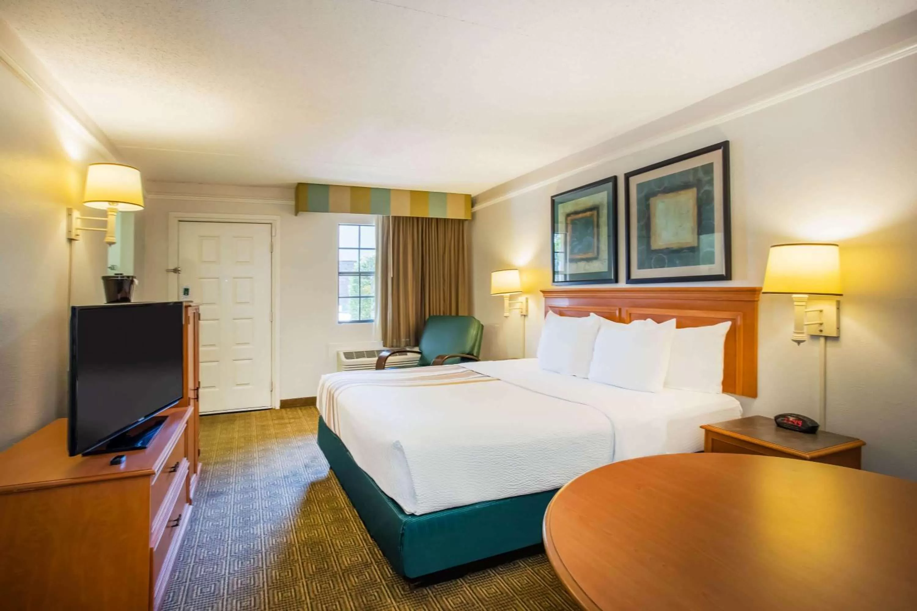 Photo of the whole room, Bed in La Quinta Inn by Wyndham Tallahassee North