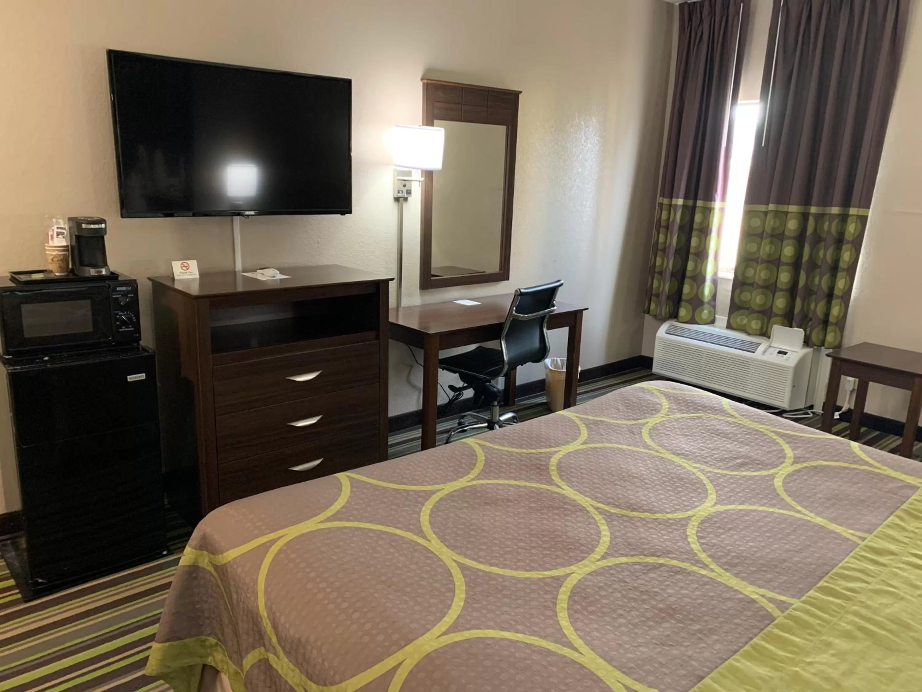 TV and multimedia, Bed in Super 8 by Wyndham Hernando