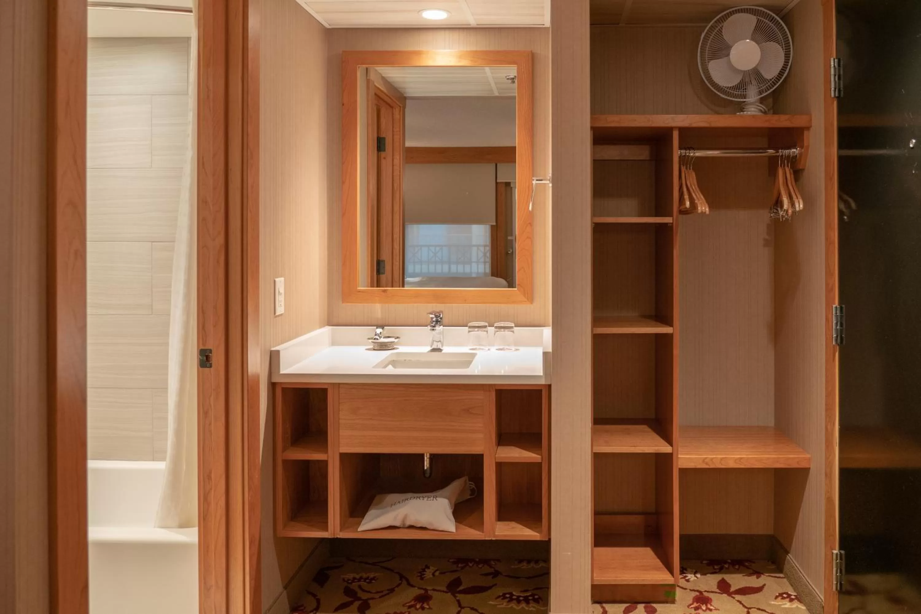 Bathroom, Bed in Banff Ptarmigan Inn