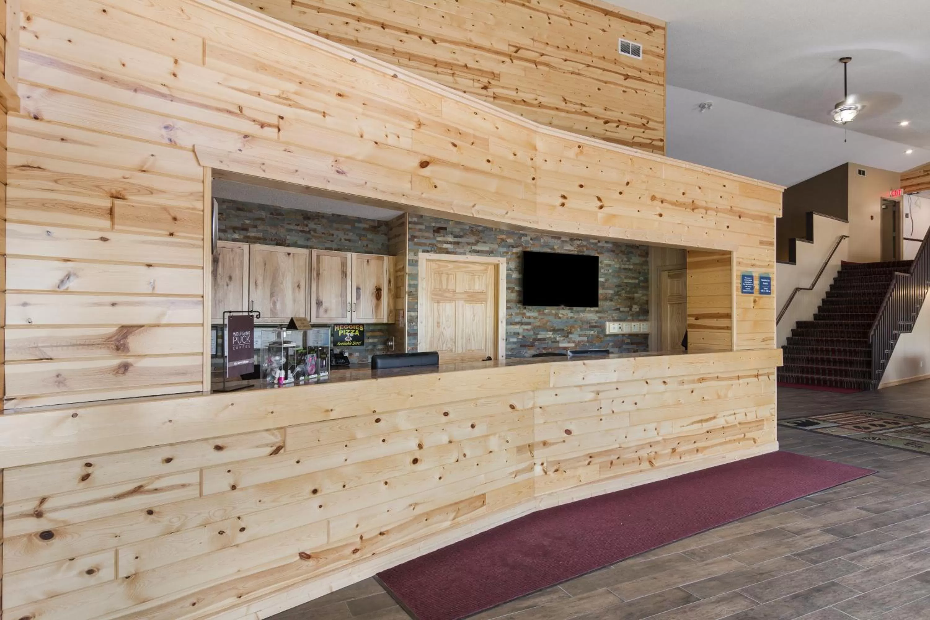 Lobby or reception in Boarders Inn & Suites by Cobblestone Hotels - Superior/Duluth