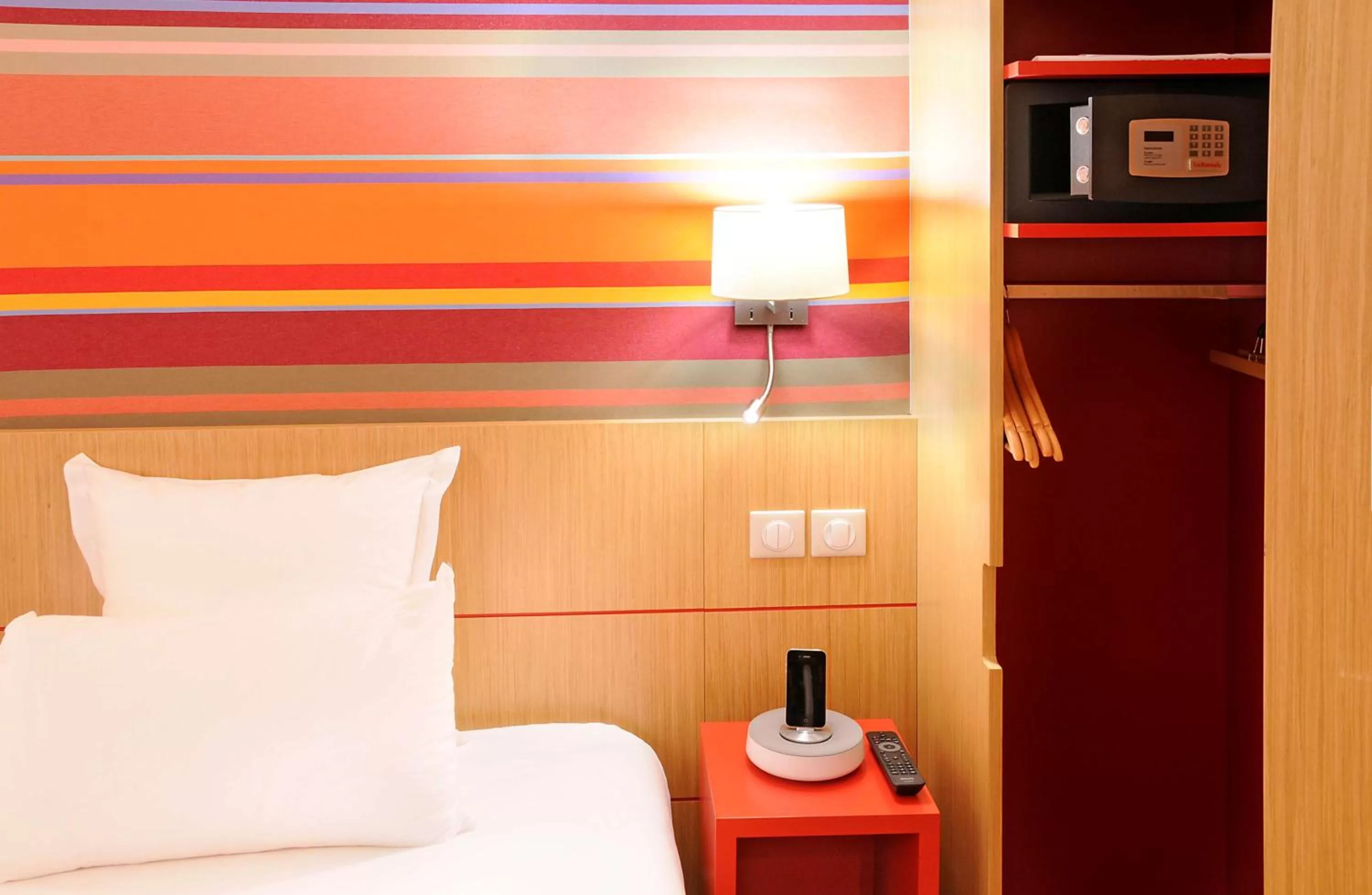 Photo of the whole room, Bed in Best Western Hotel du Mucem