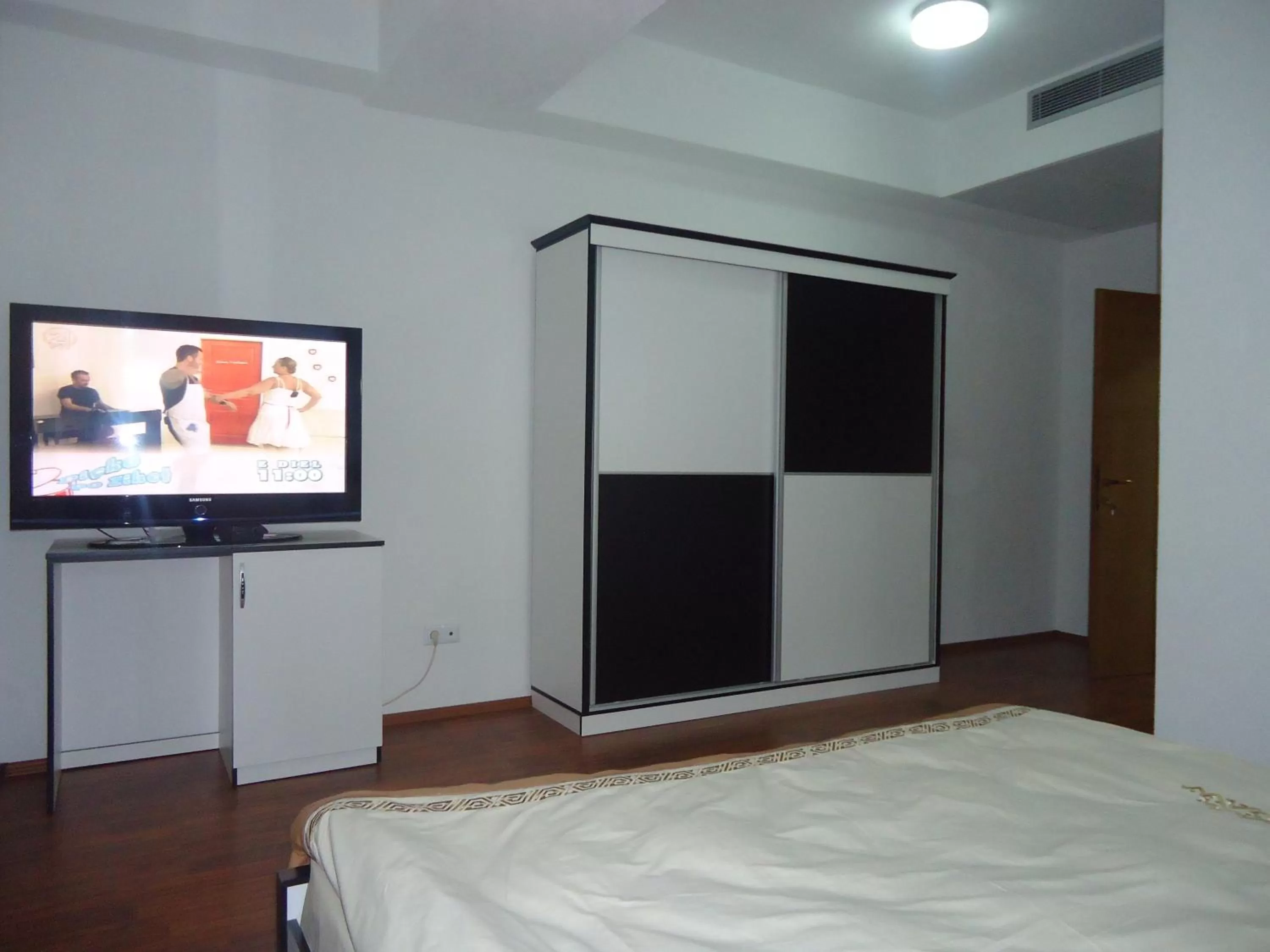 Bed, TV/Entertainment Center in Hotel Albatros