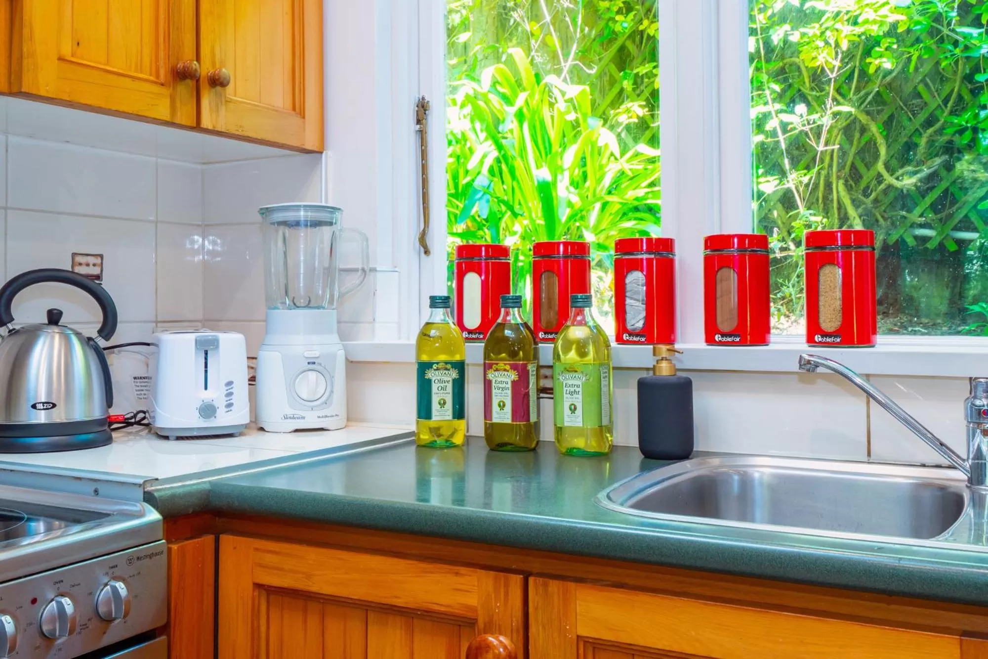 Living room, Kitchen/Kitchenette in The Ocean Breeze CBD