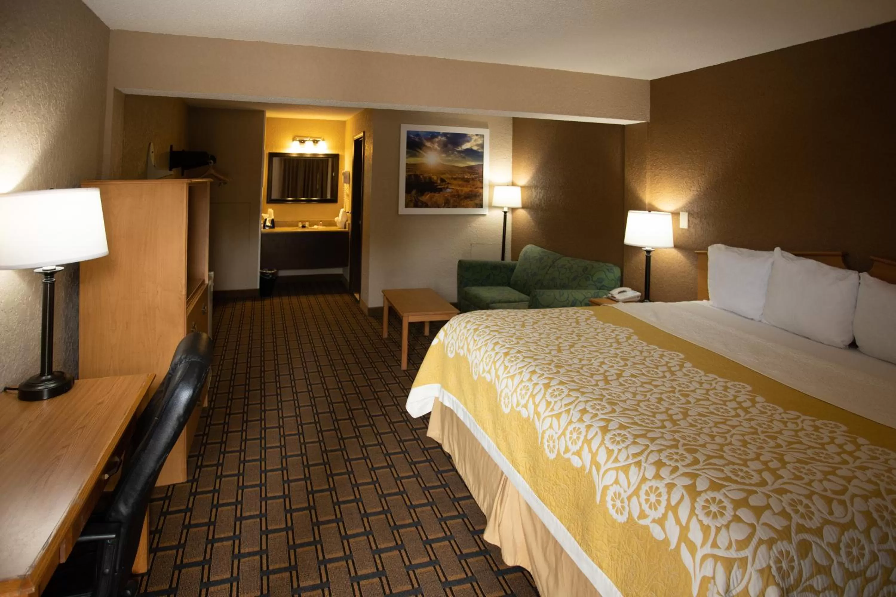 Photo of the whole room, Bed in Days Inn by Wyndham Fairmont