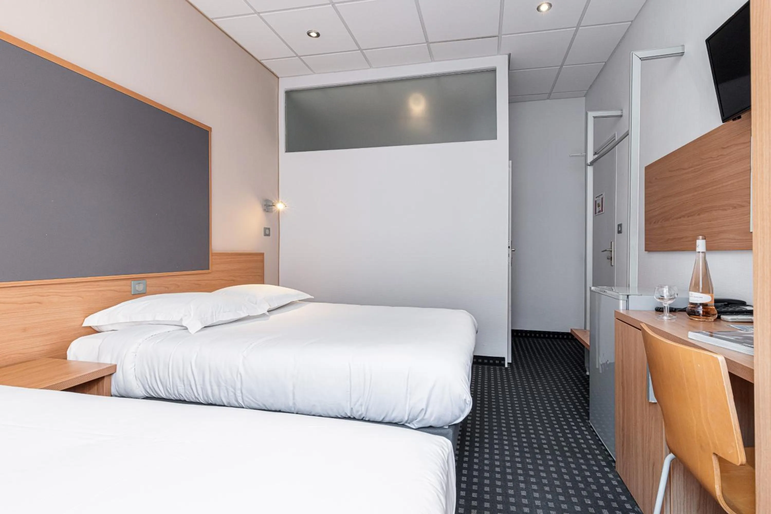 Photo of the whole room in Naomi Cannes