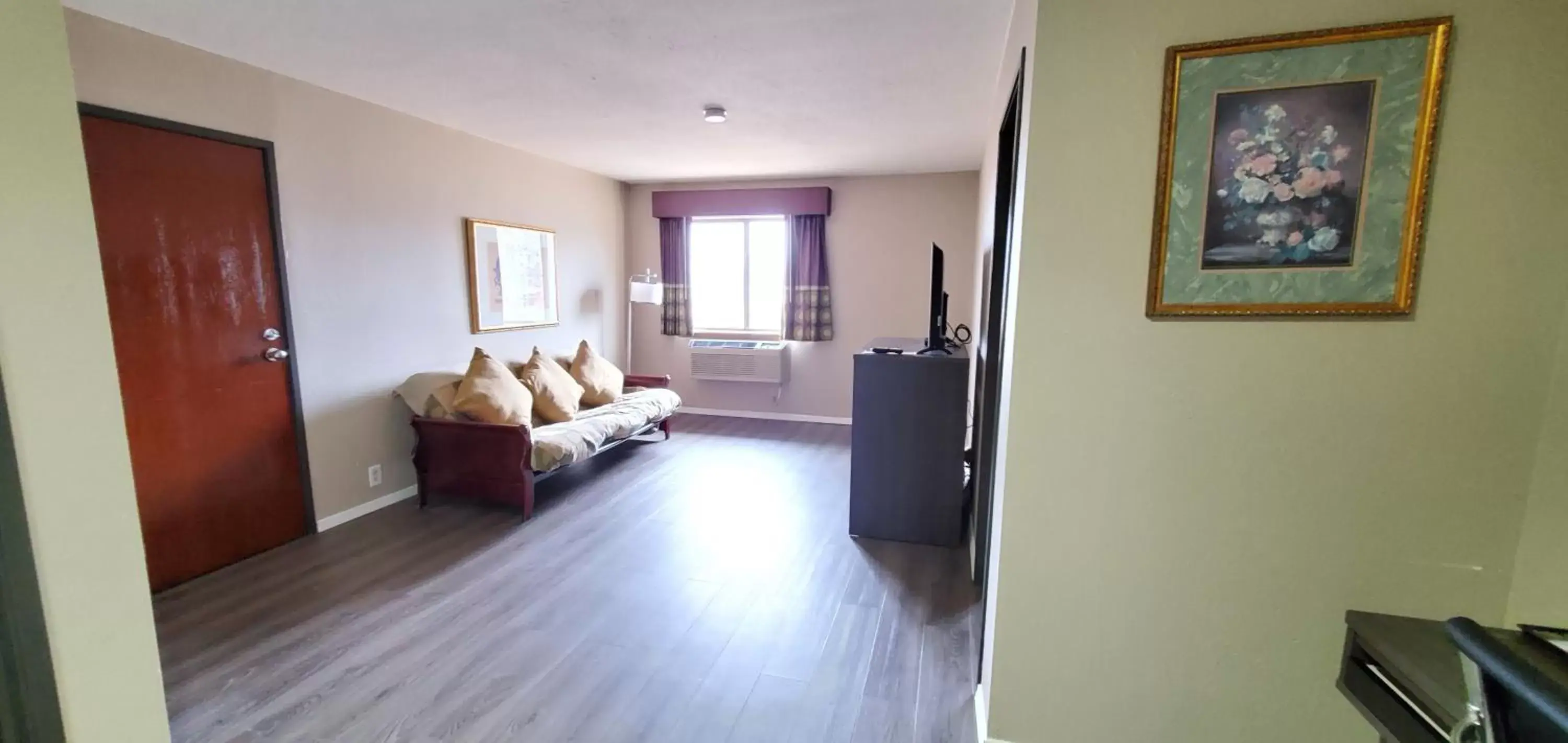 King Studio Suite - Non-Smoking in Super 8 by Wyndham Paris King Studio Suite - Non-Smoking in Super 8 by Wyndham Paris