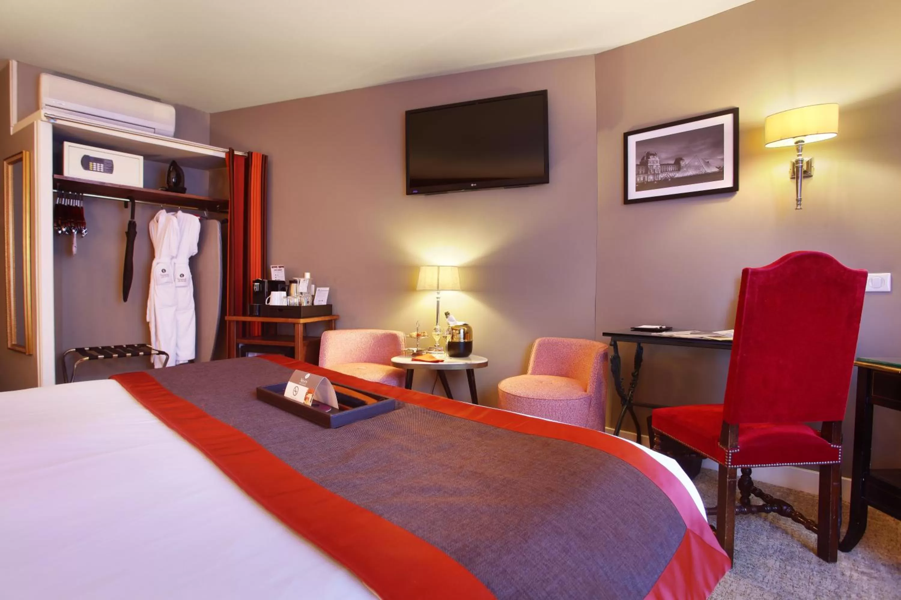 Bedroom, Bed in Hotel Trianon Rive Gauche