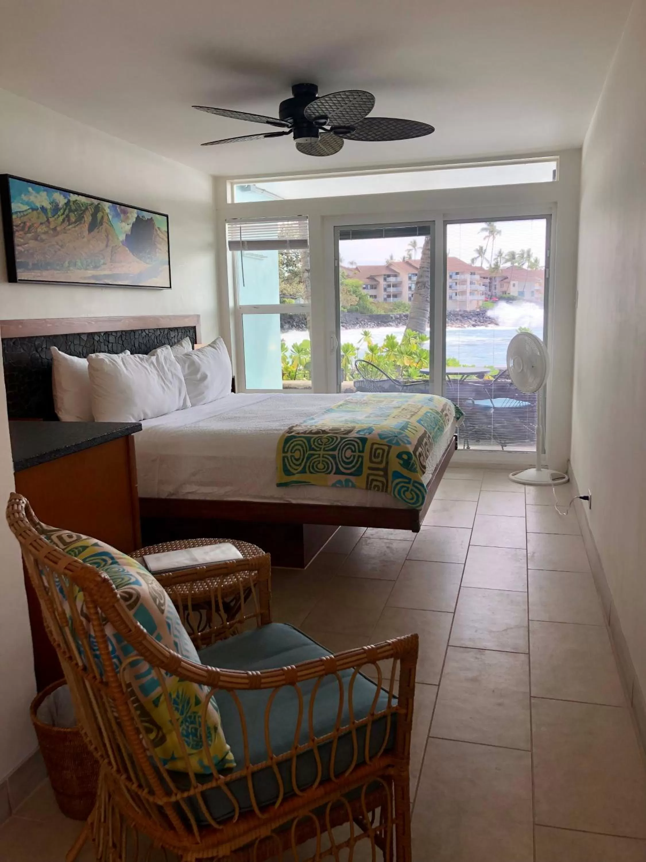 Sea view, Bed in Kona Tiki Hotel - No Resort Fees