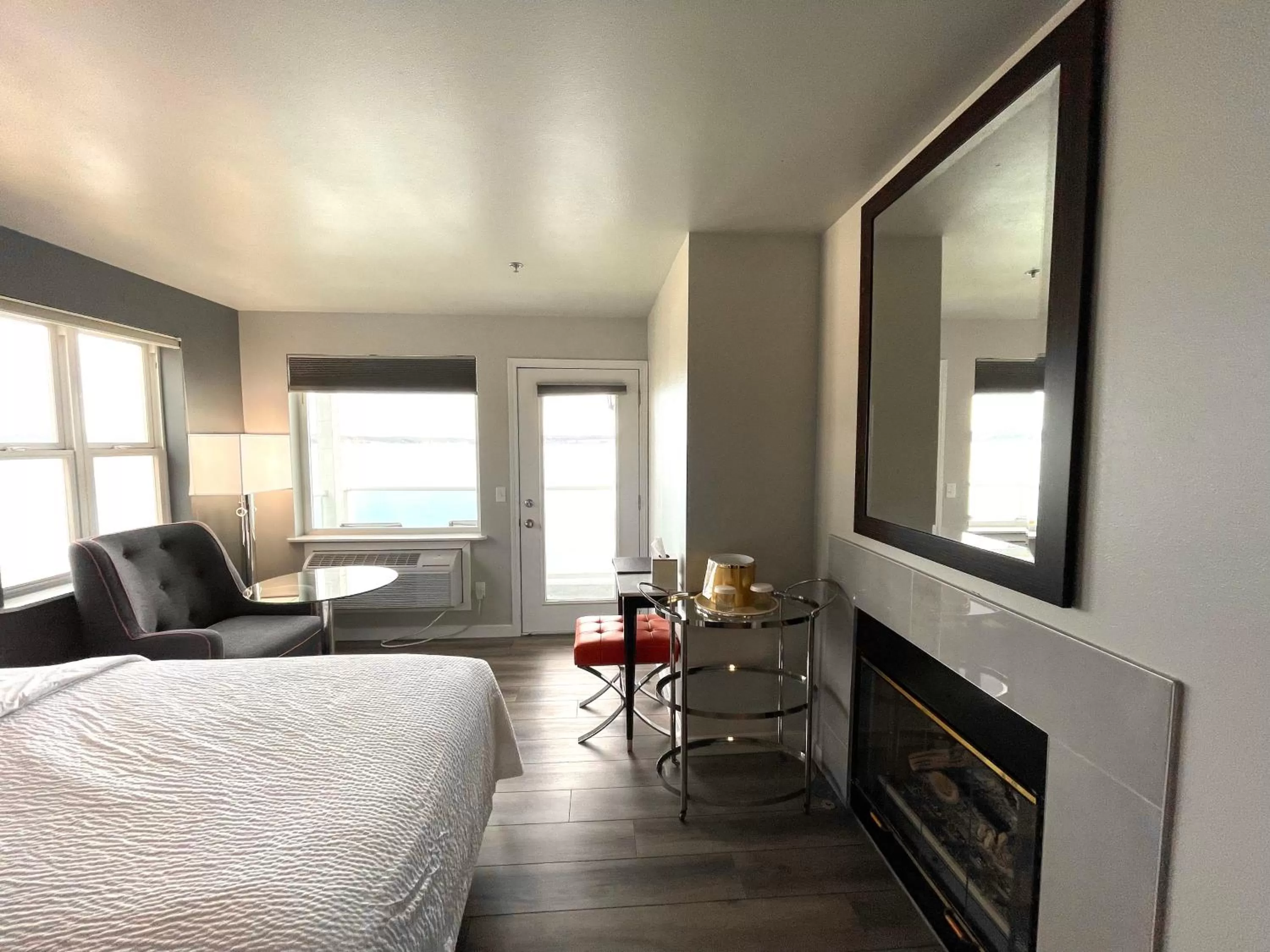 Photo of the whole room, Bed in Tides Inn & Suites