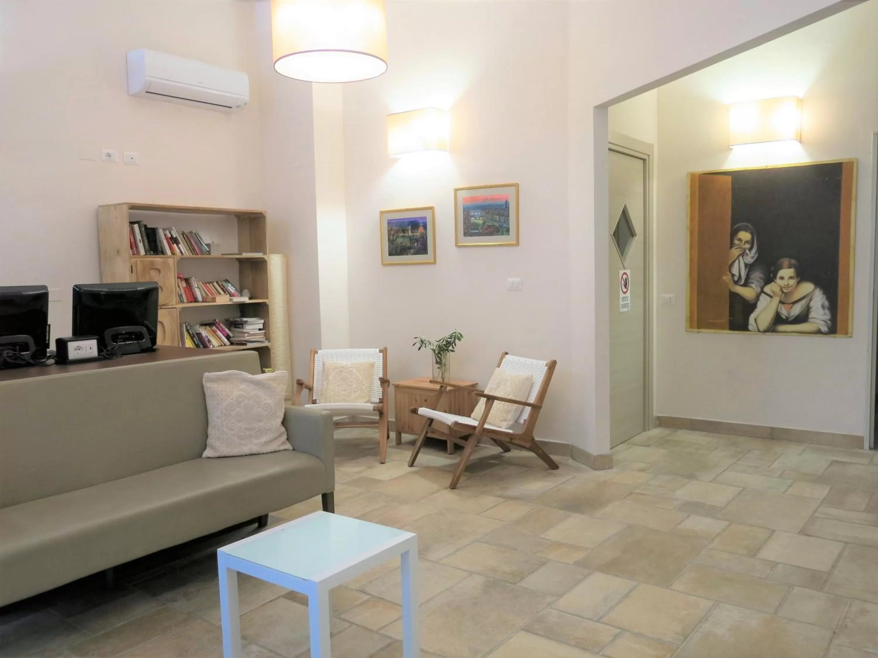 Communal lounge/ TV room in Hostel Archi Rossi