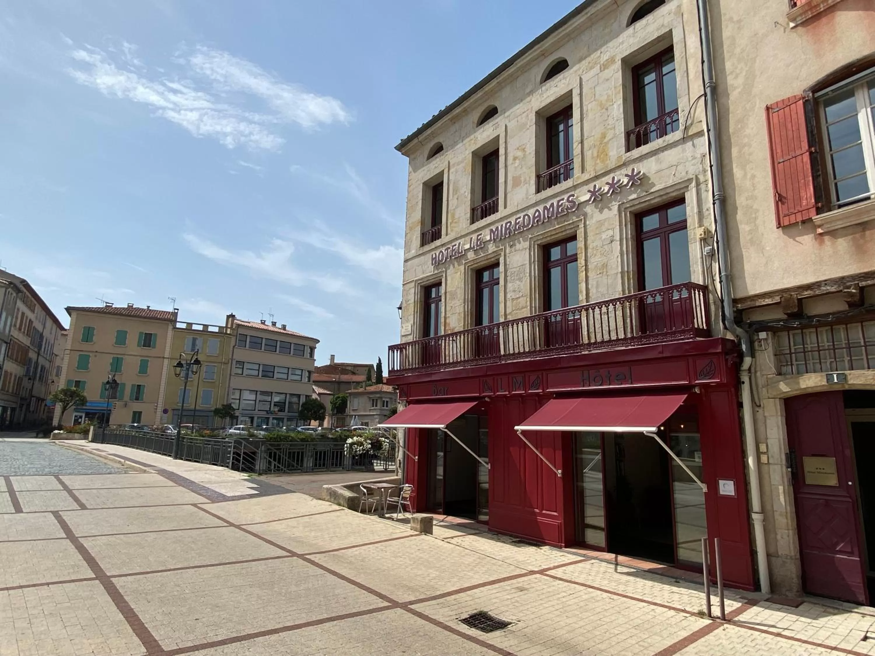 Facade/entrance in Le Miredames Hôtel-Bar