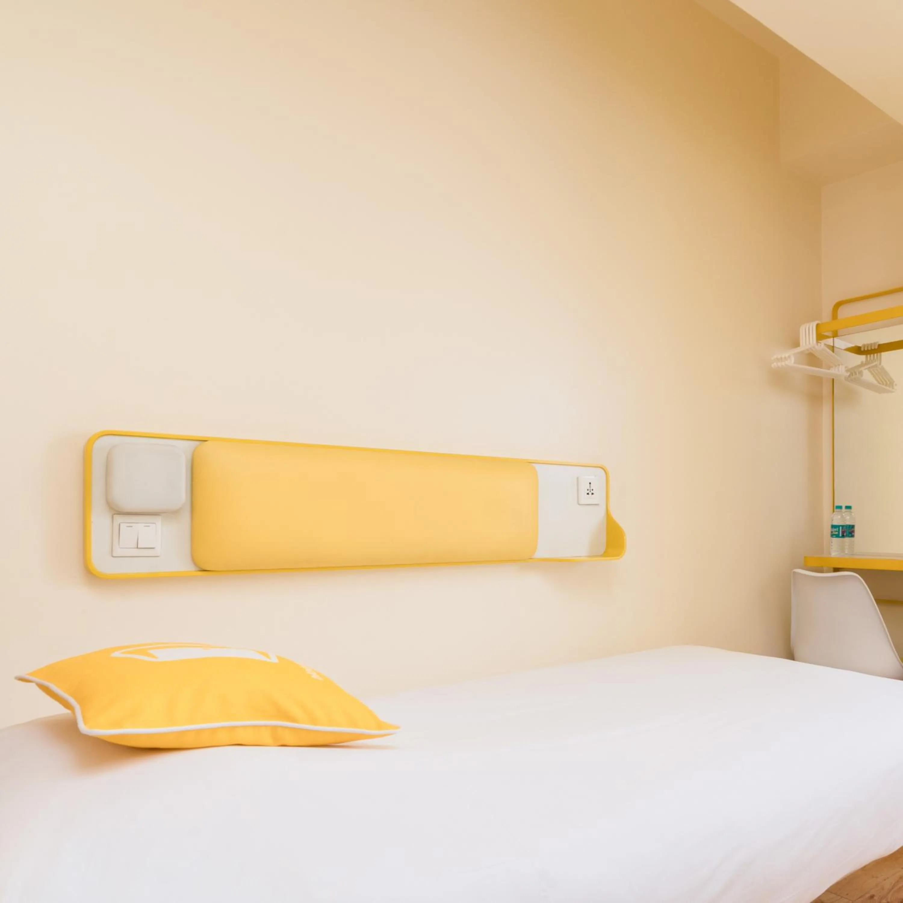 Photo of the whole room, Bed in Bloomrooms @ New Delhi Railway Station