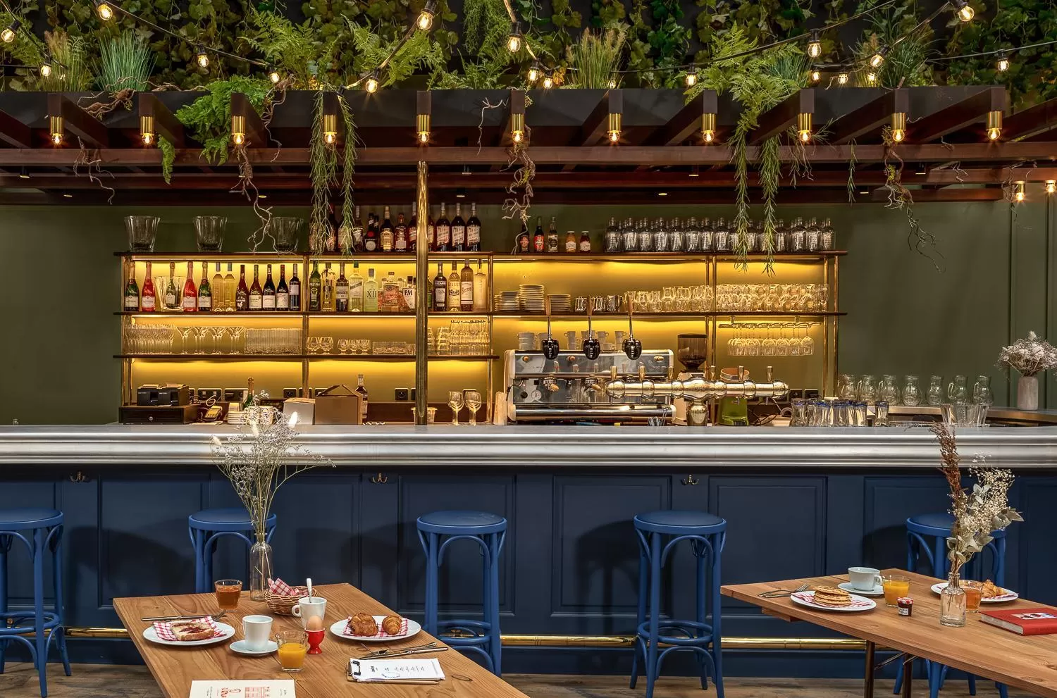 Restaurant/places to eat in Chouchou Hotel