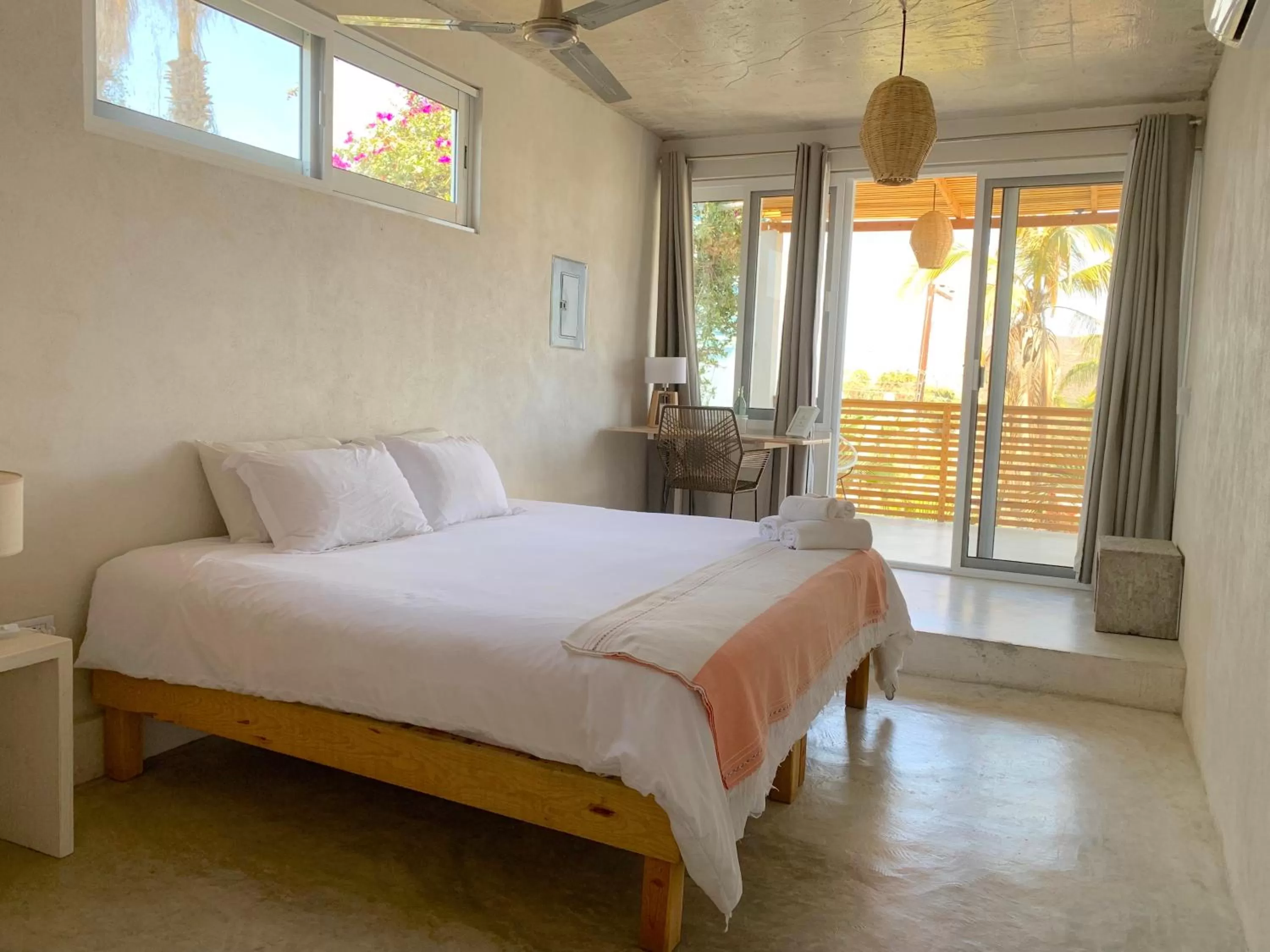 Deluxe Double or Twin Room with Balcony in Perro Surfero Hotel