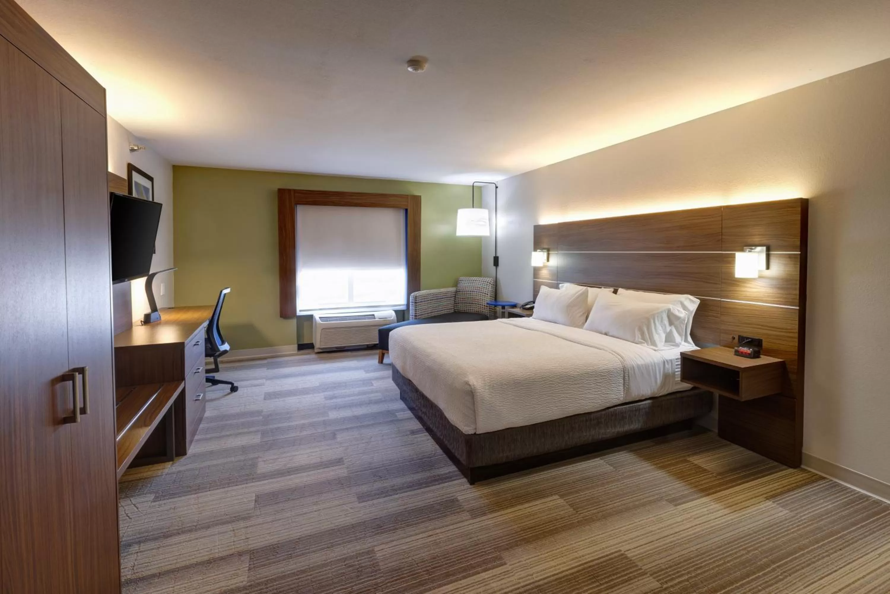 Photo of the whole room, Bed in Holiday Inn Express & Suites Shelbyville Indianapolis by IHG