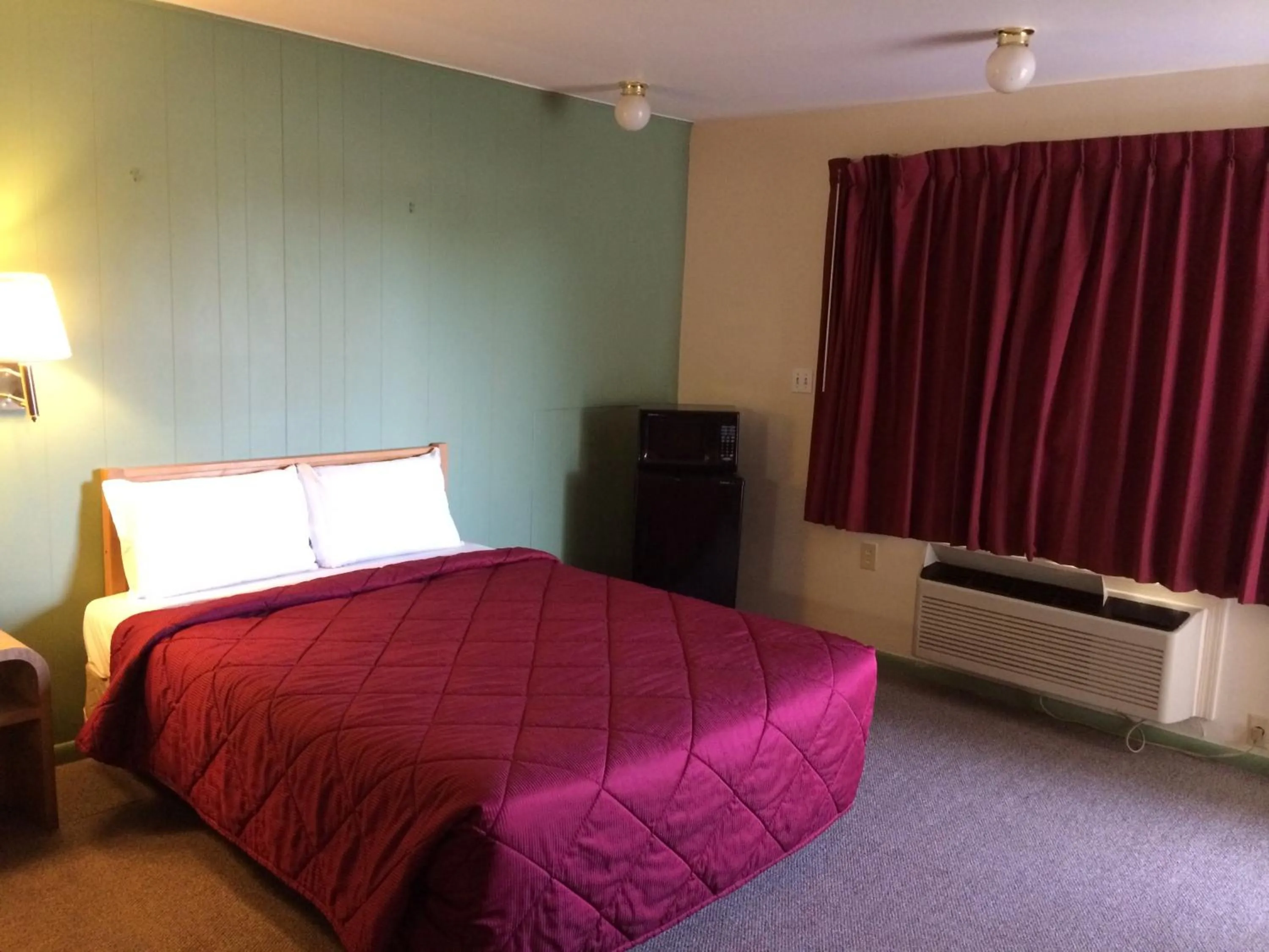 Bed in Super 7 Motel