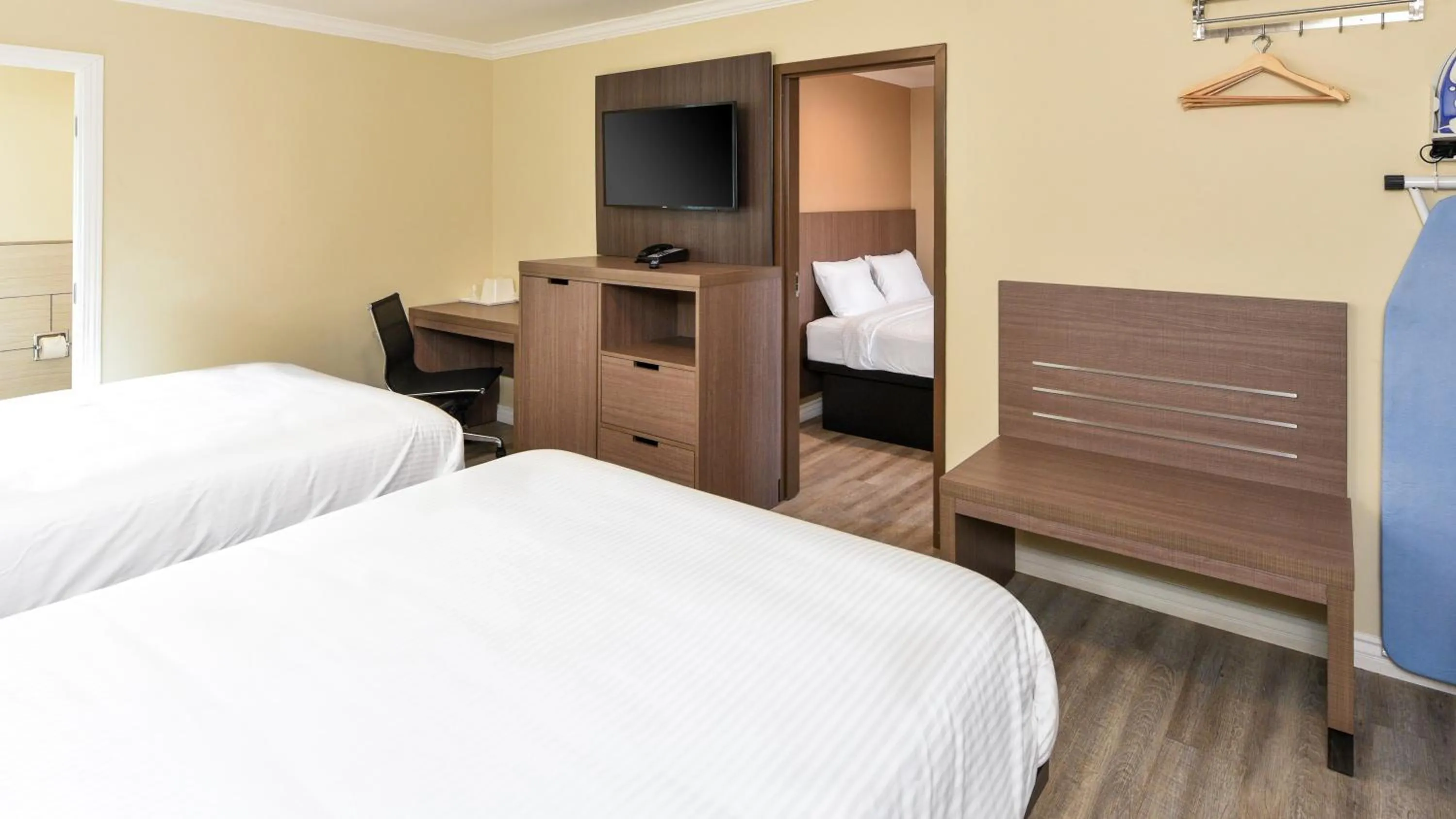 Bed in Sea Rock Inn - Long Beach