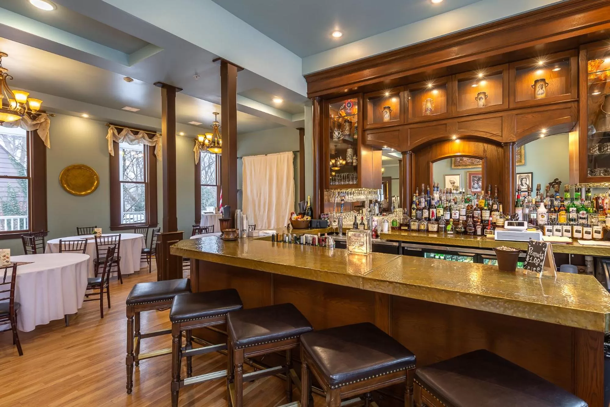 Lounge or bar in Steele Mansion Inn & Gathering Hub