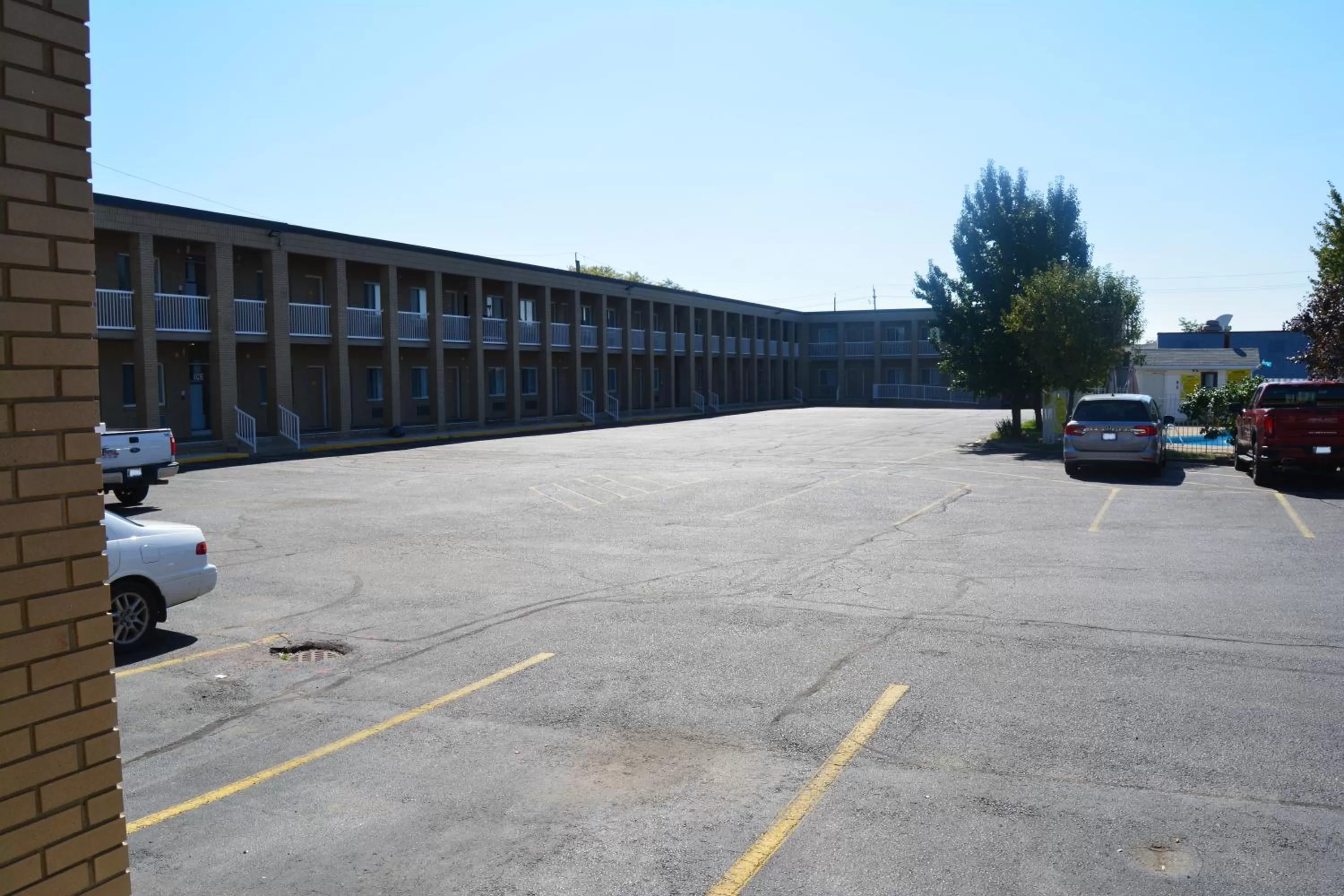 Parking in Super 8 by Wyndham Windsor/Dougall