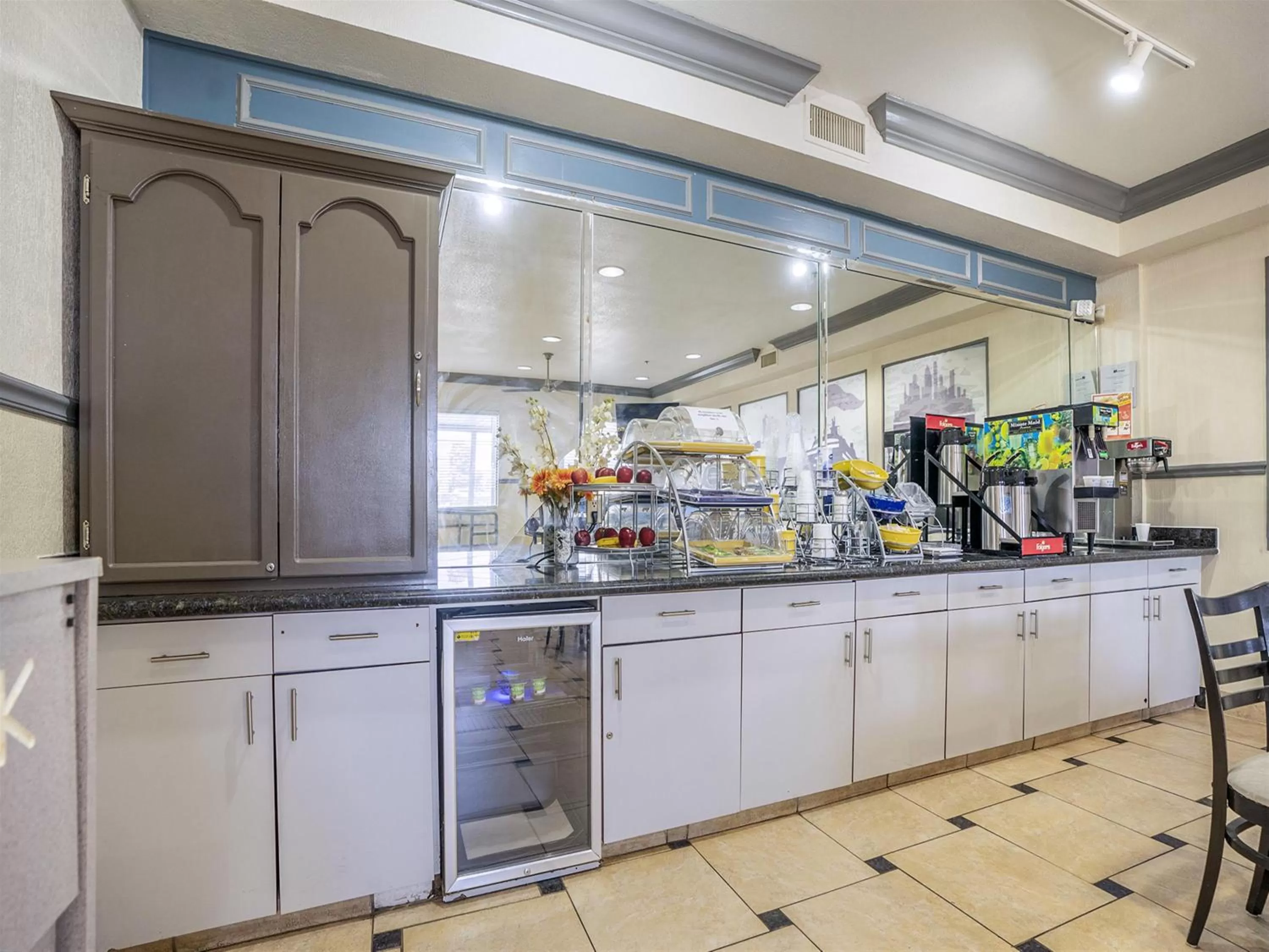 Days Inn & Suites by Wyndham Webster NASA-ClearLake-Houston