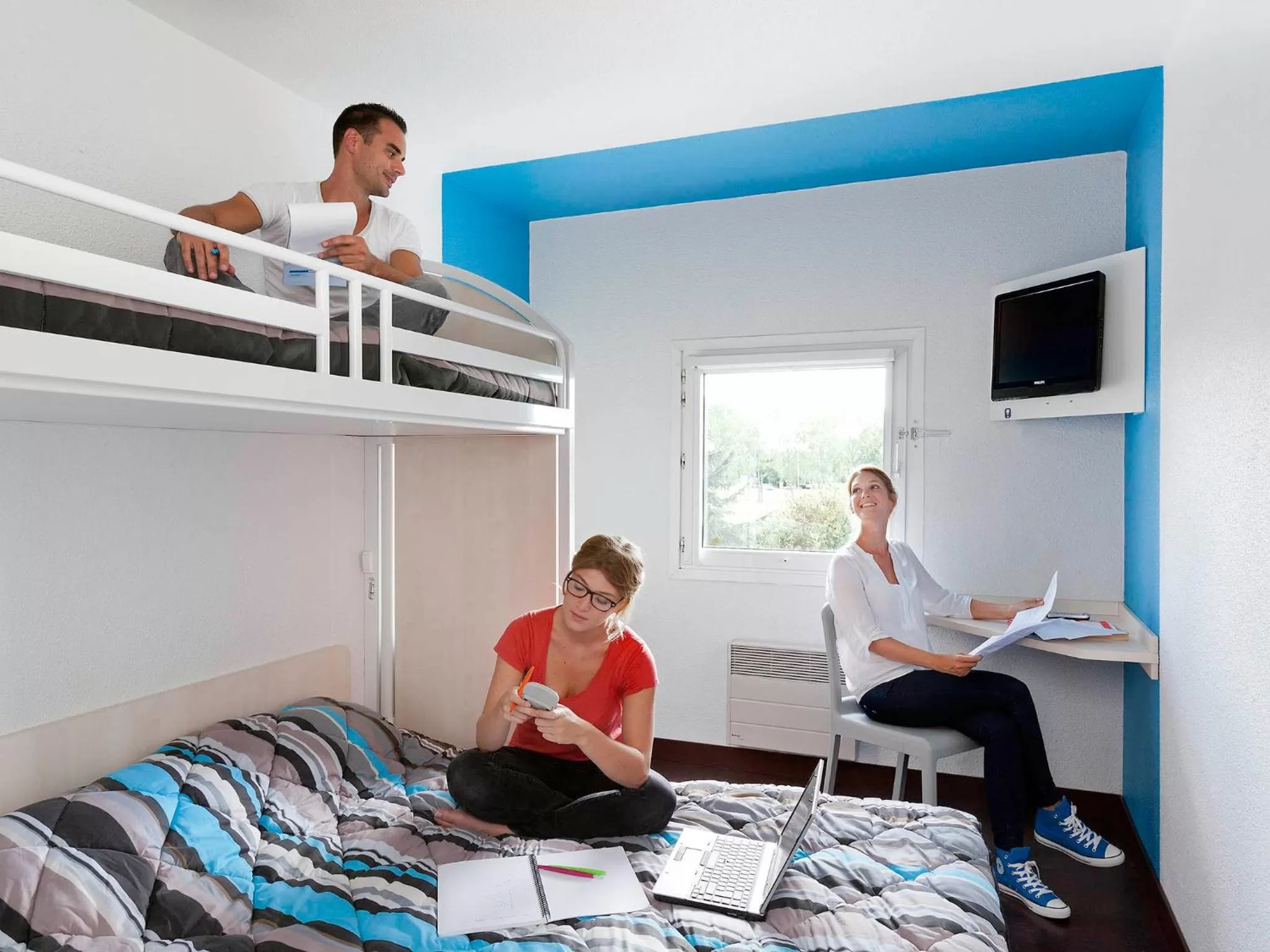 Photo of the whole room, Bed in Unisotel Sens Nord EX F1