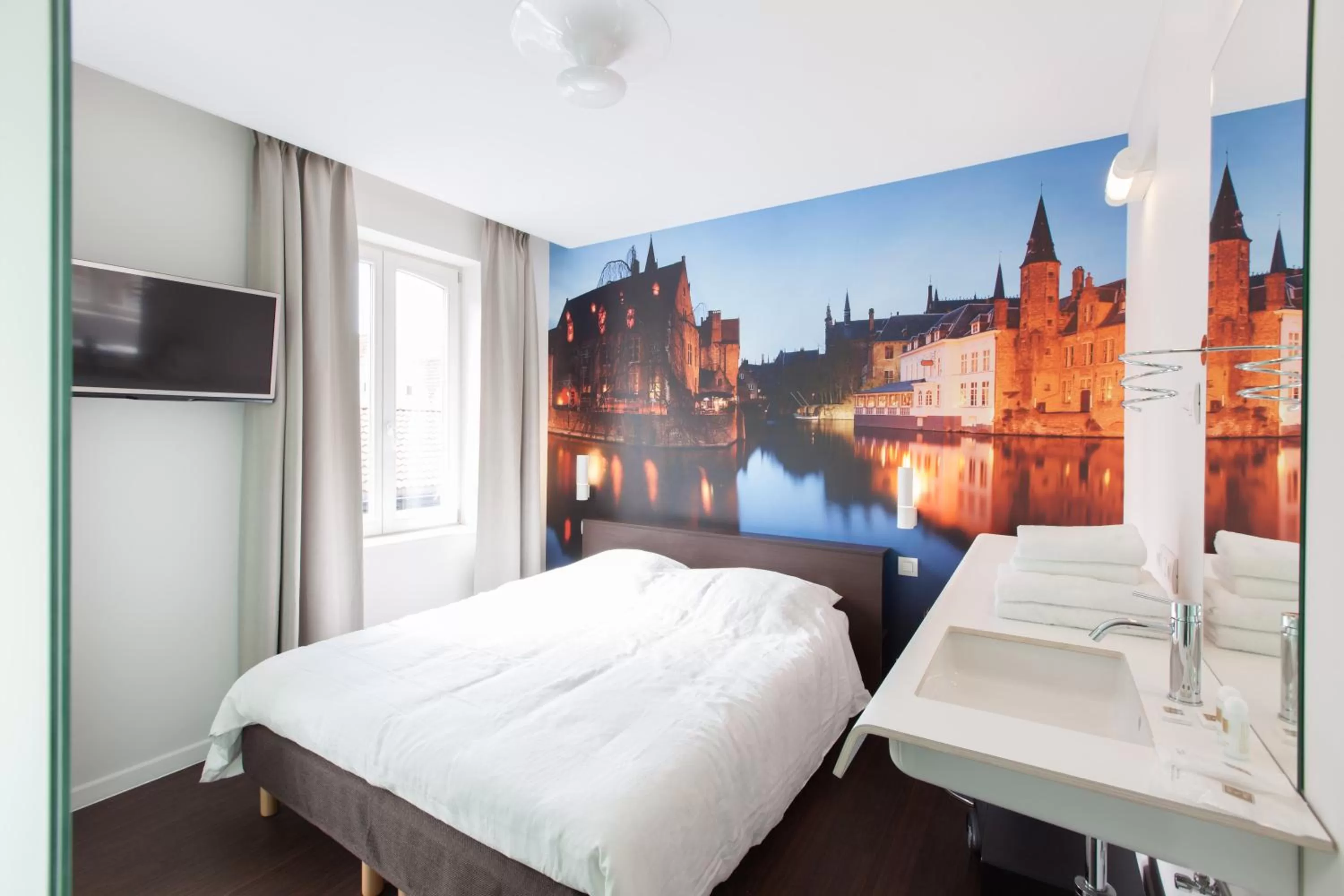 Photo of the whole room, Bed in Hotel Marcel