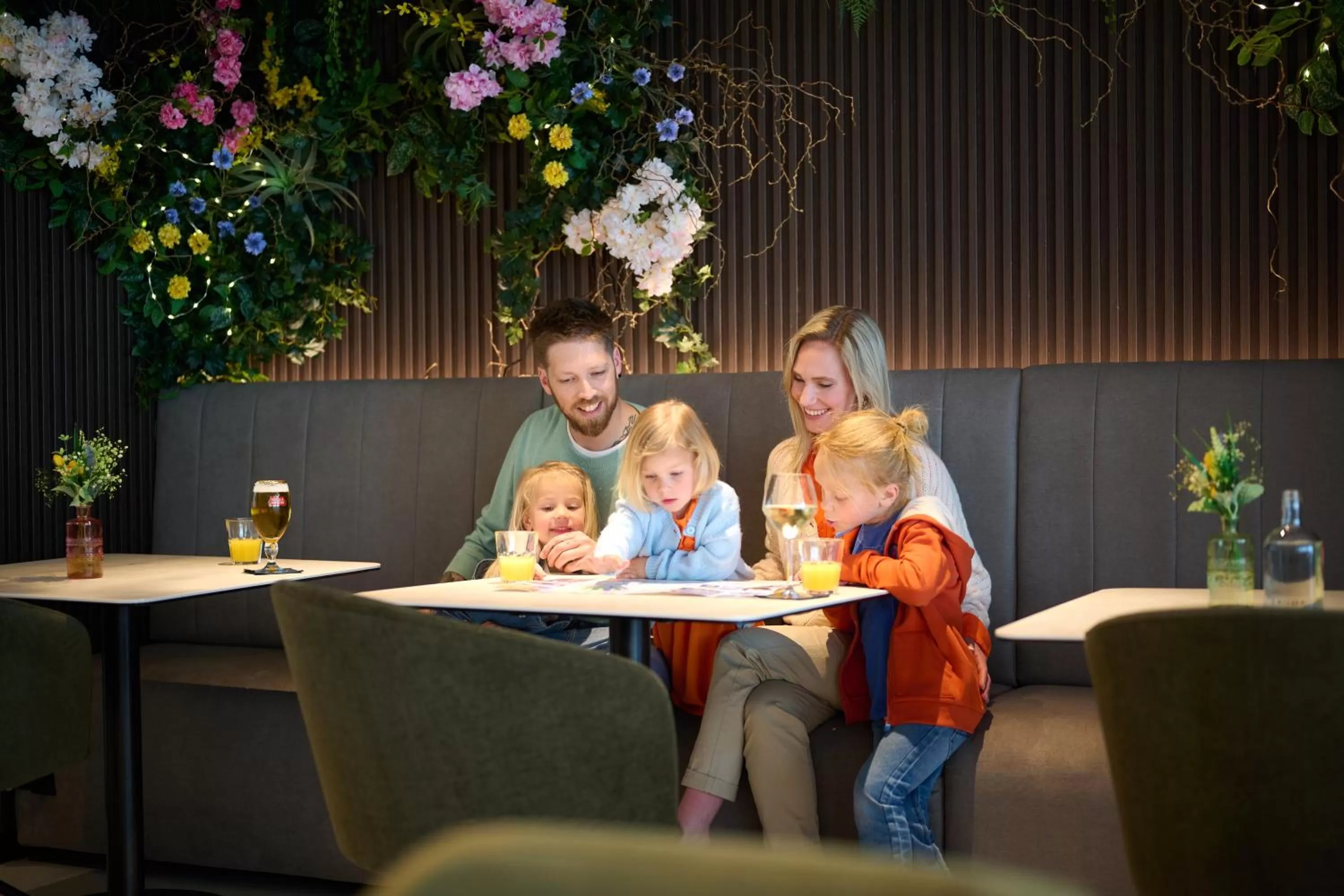 Restaurant/places to eat in The CORNR Hotel