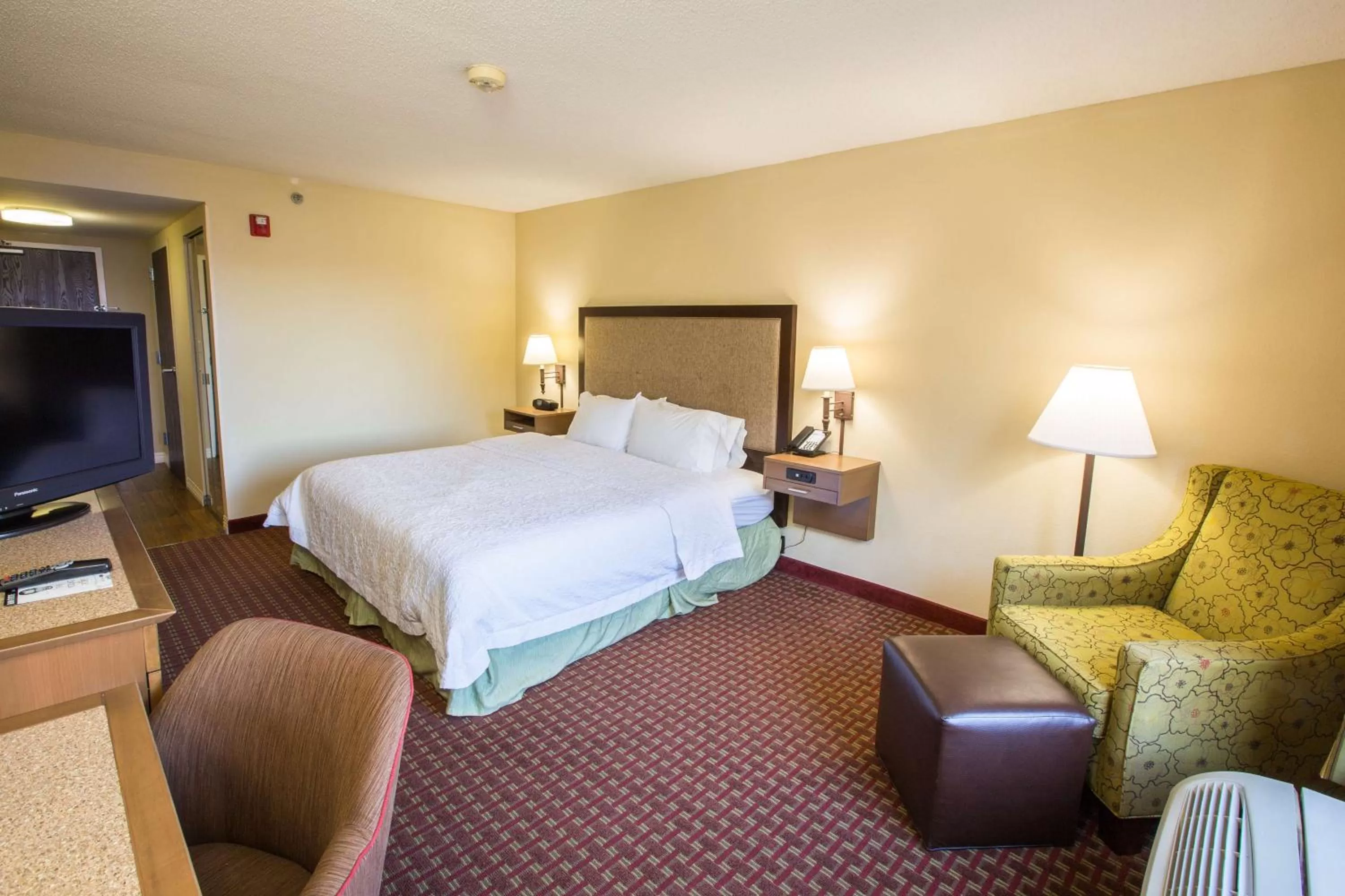 King Room with Accesible Bath Tub - Smoking in Hampton Inn Washington