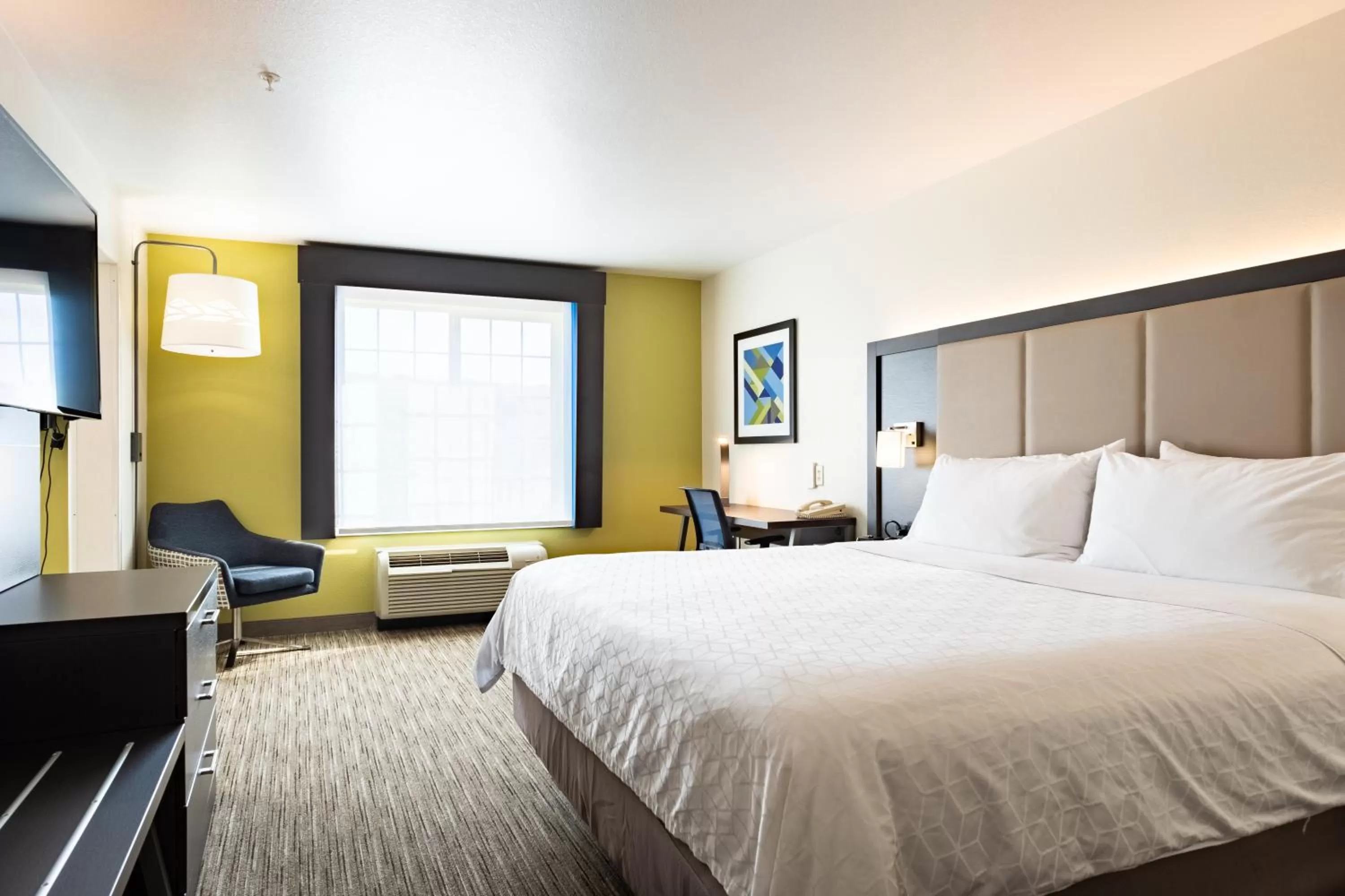 Photo of the whole room, Bed in Holiday Inn Express Hotel & Suites Evanston by IHG