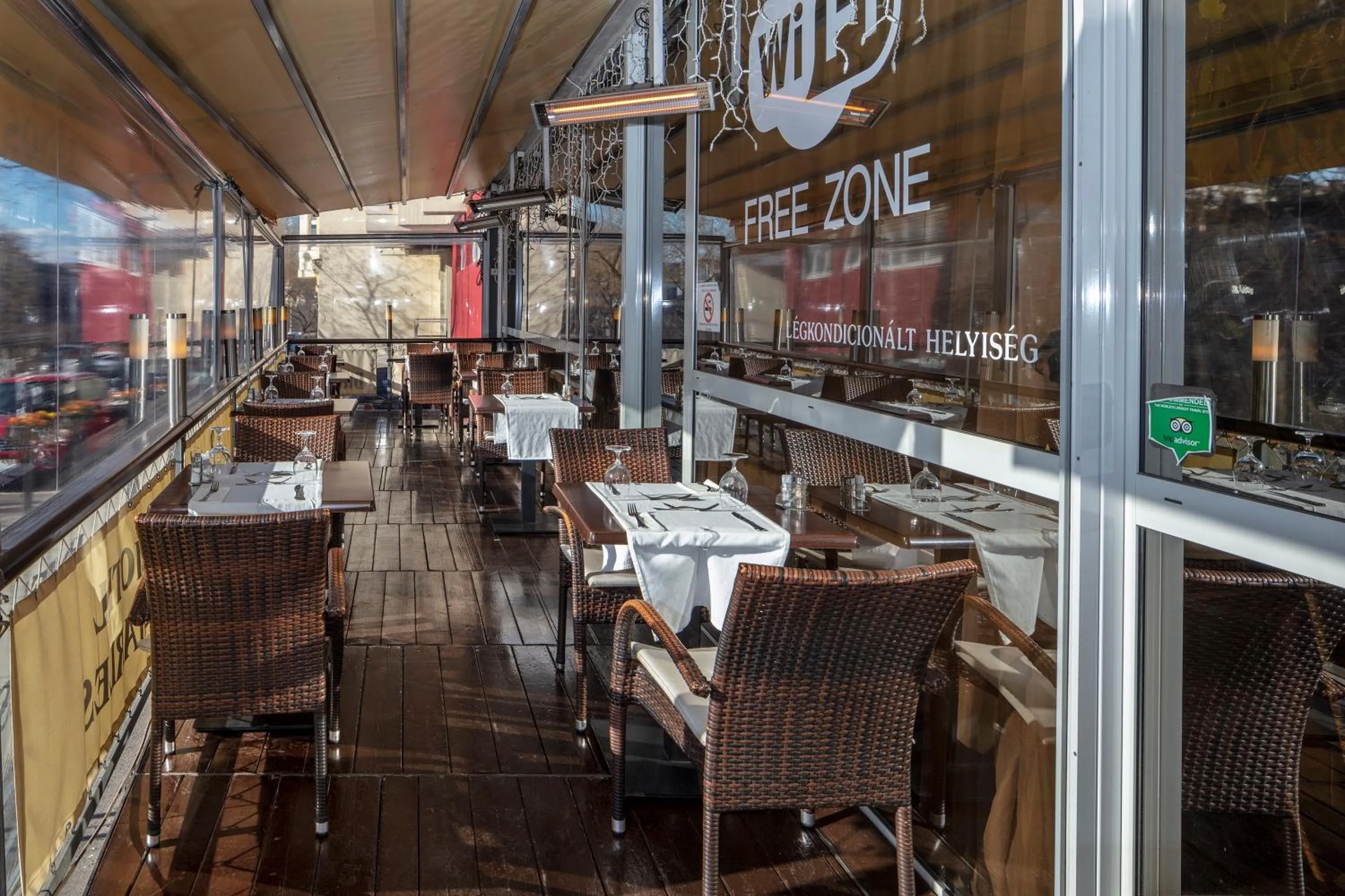 Restaurant/places to eat in Hotel Charles