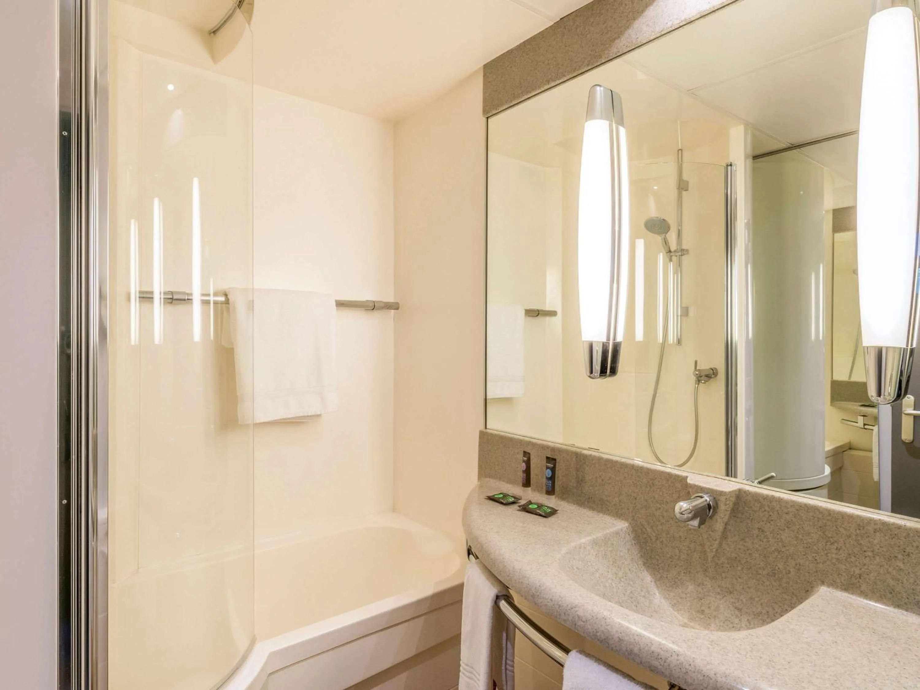 Photo of the whole room in Novotel Paris Créteil Le Lac