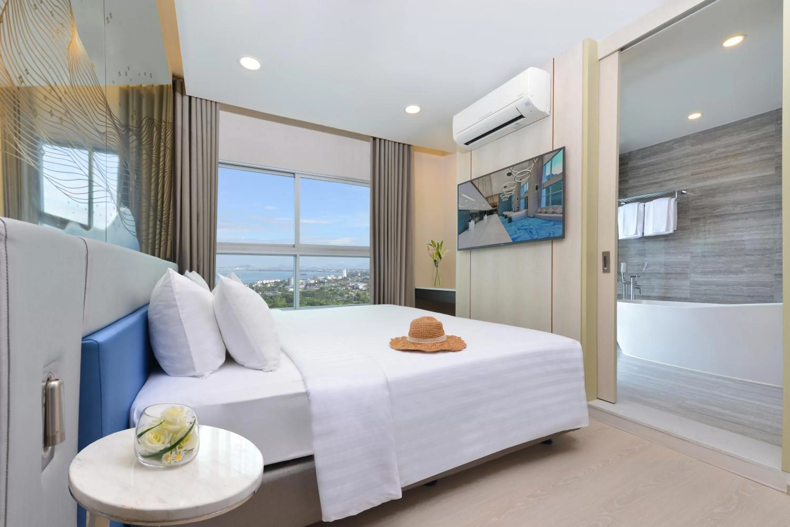 Photo of the whole room, Bed in Centre Point Prime Hotel Pattaya