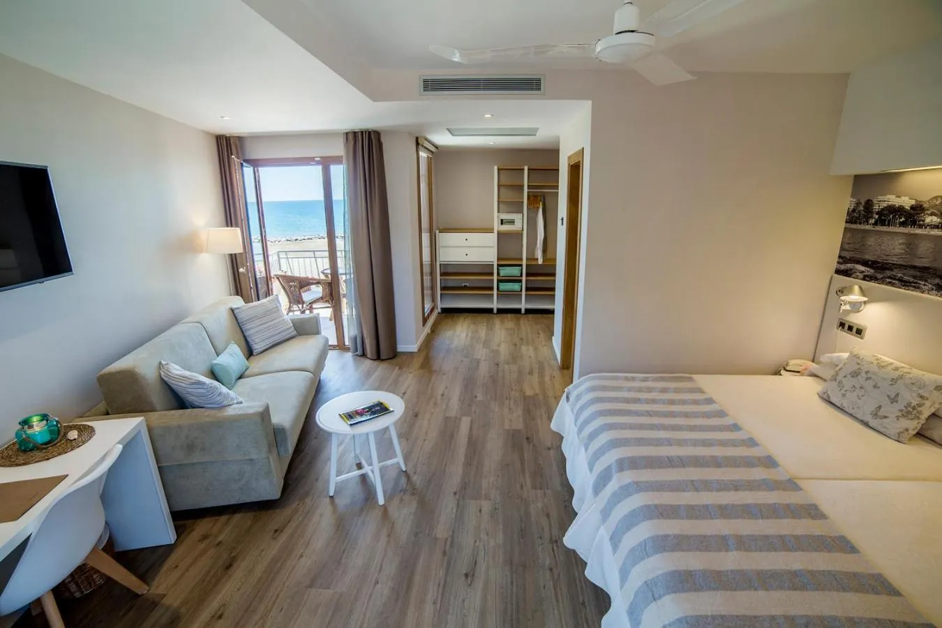 Communal lounge/ TV room, Bed in Voramar