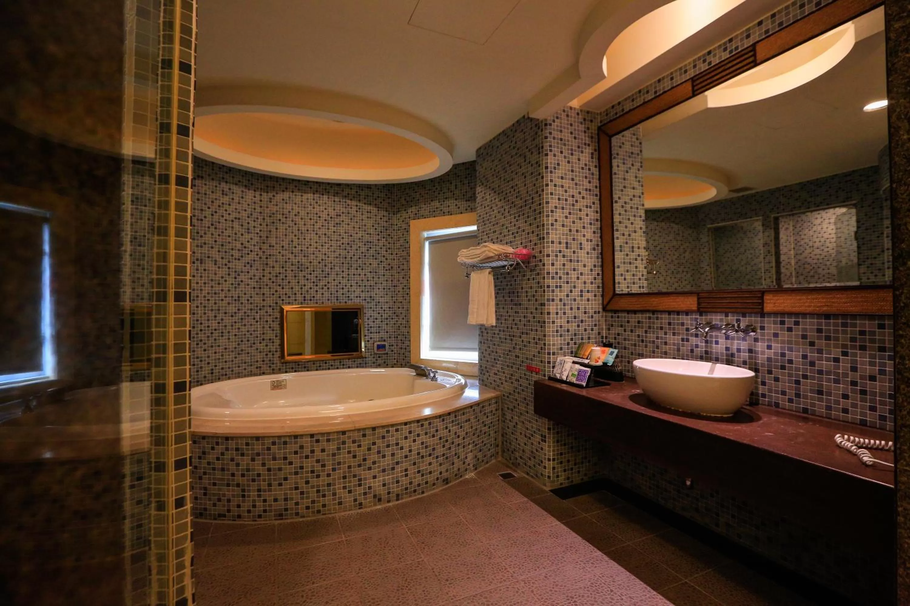 Round Double Bed with Spa Bath in Walker Motel