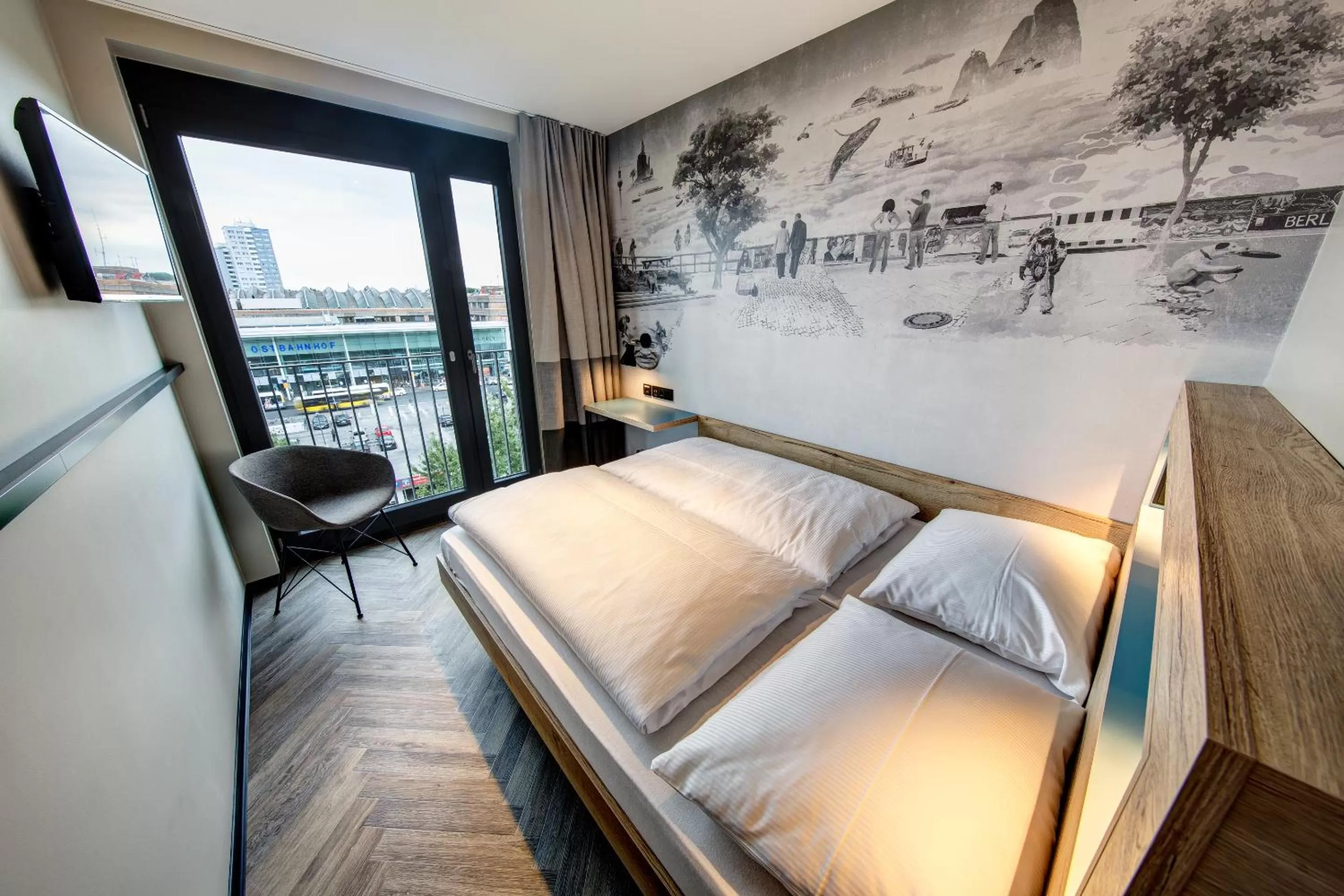 Bed in Schulz Hotel Berlin Wall at the East Side Gallery