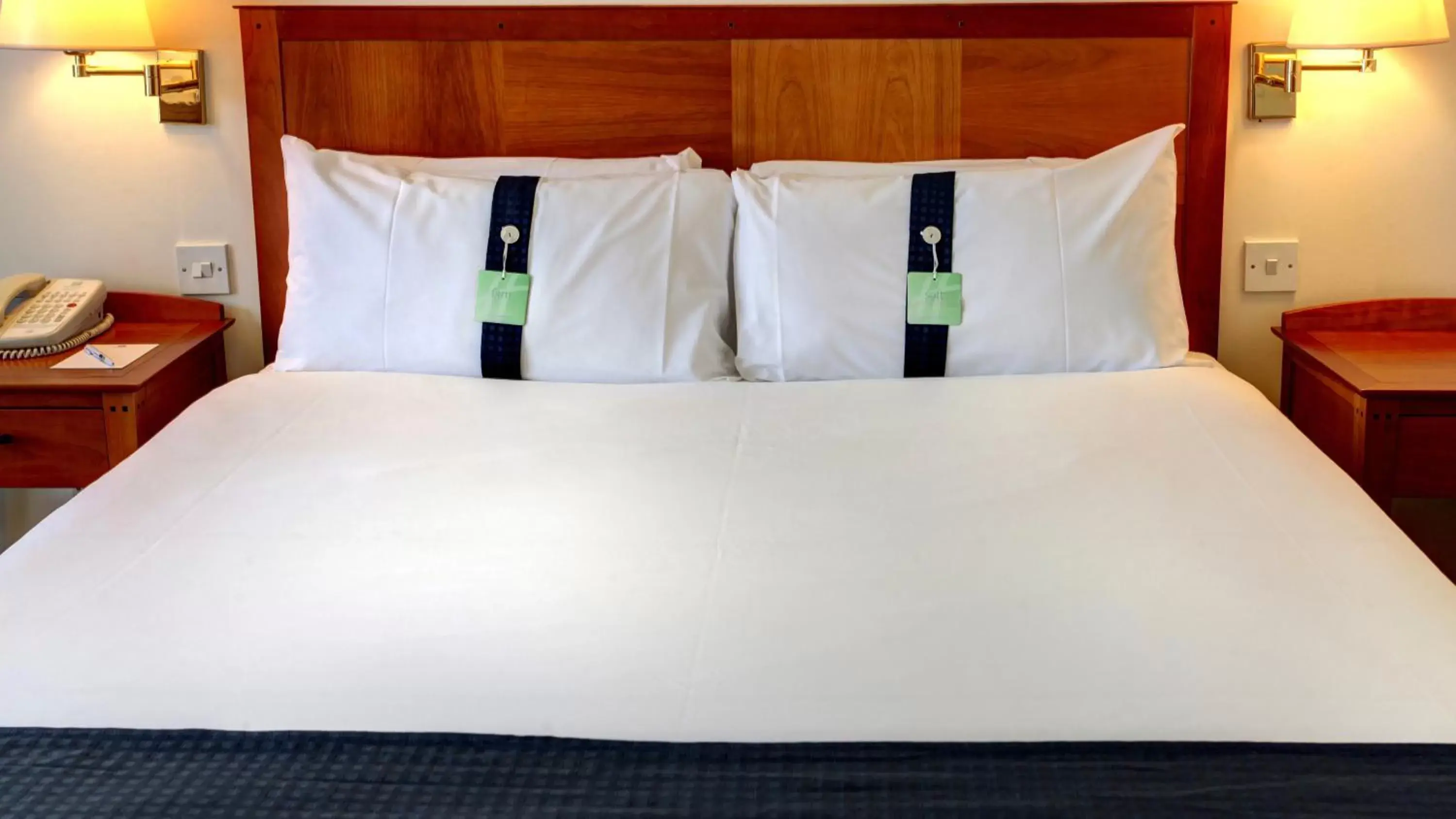 Standard Queen Room with Two Sofa Beds in voco Fareham - Solent by IHG Standard Queen Room with Two Sofa Beds in voco Fareham - Solent by IHG