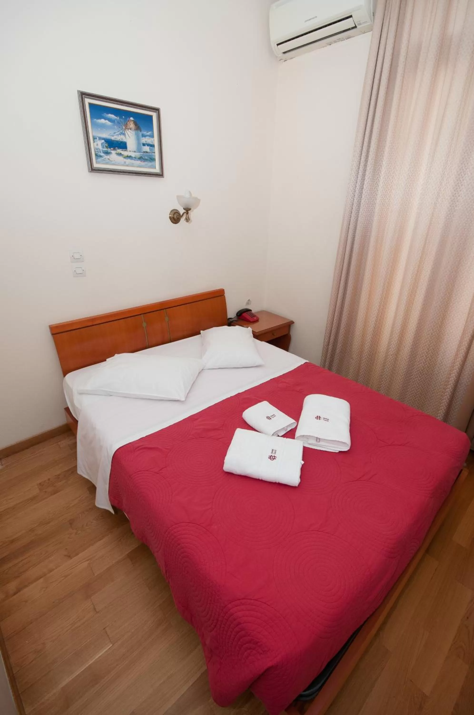 Photo of the whole room, Bed in Cecil Hotel