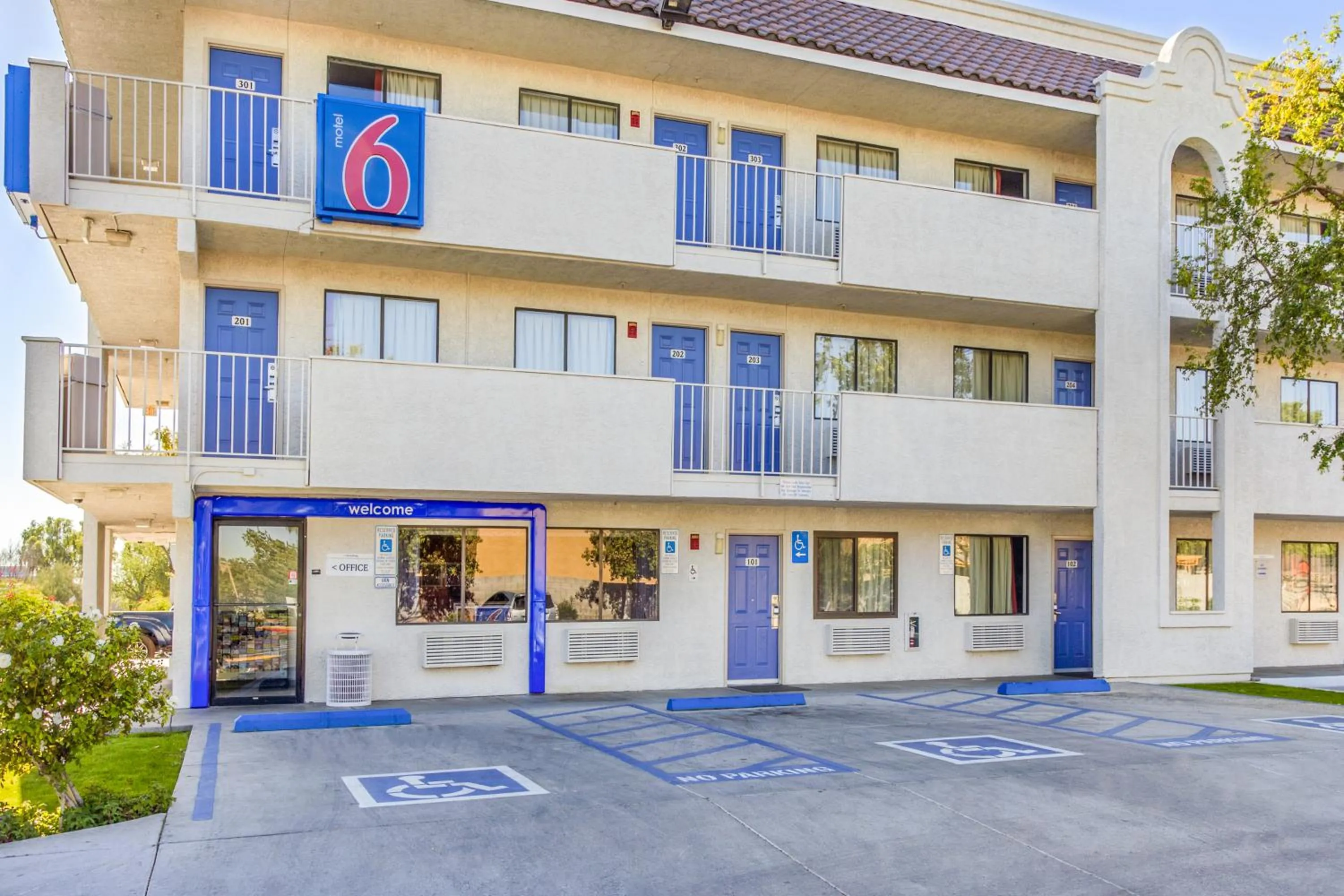 Facade/entrance in Motel 6-Phoenix, AZ - West