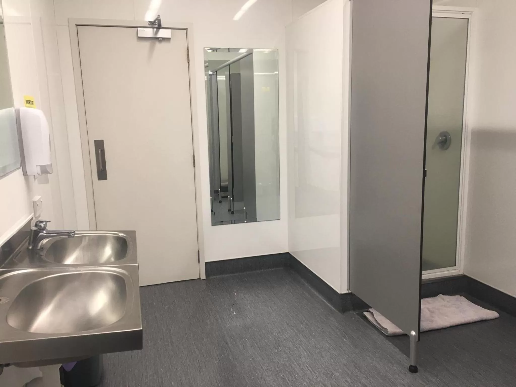 Bathroom in Surf 'N' Snow Backpackers Across Sky Tower