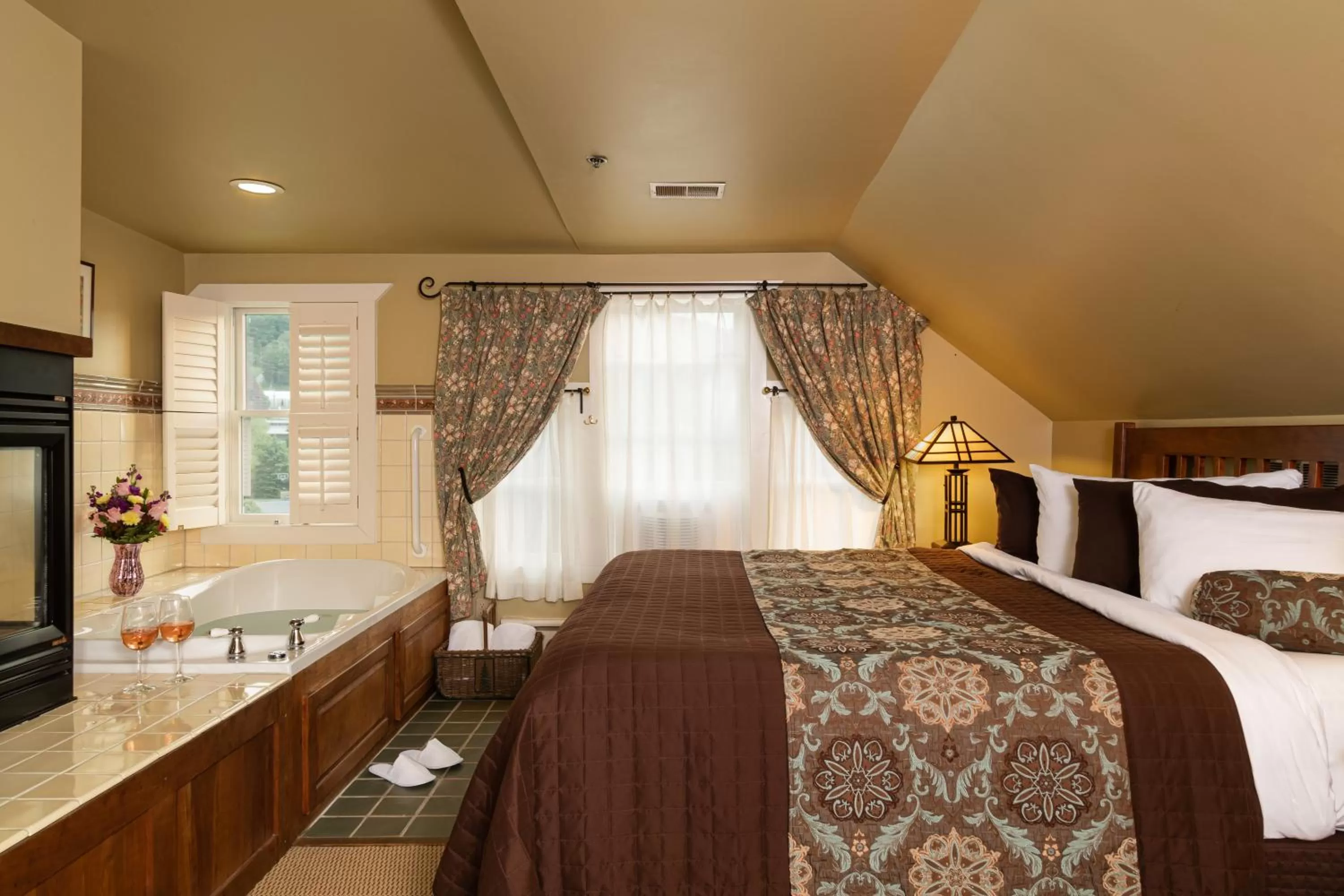 Bed in Lake Pointe Inn