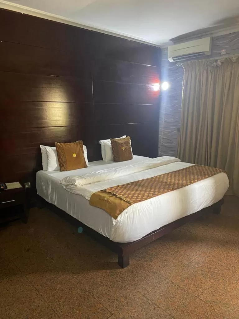 Bedroom, Bed in Galpin Suites